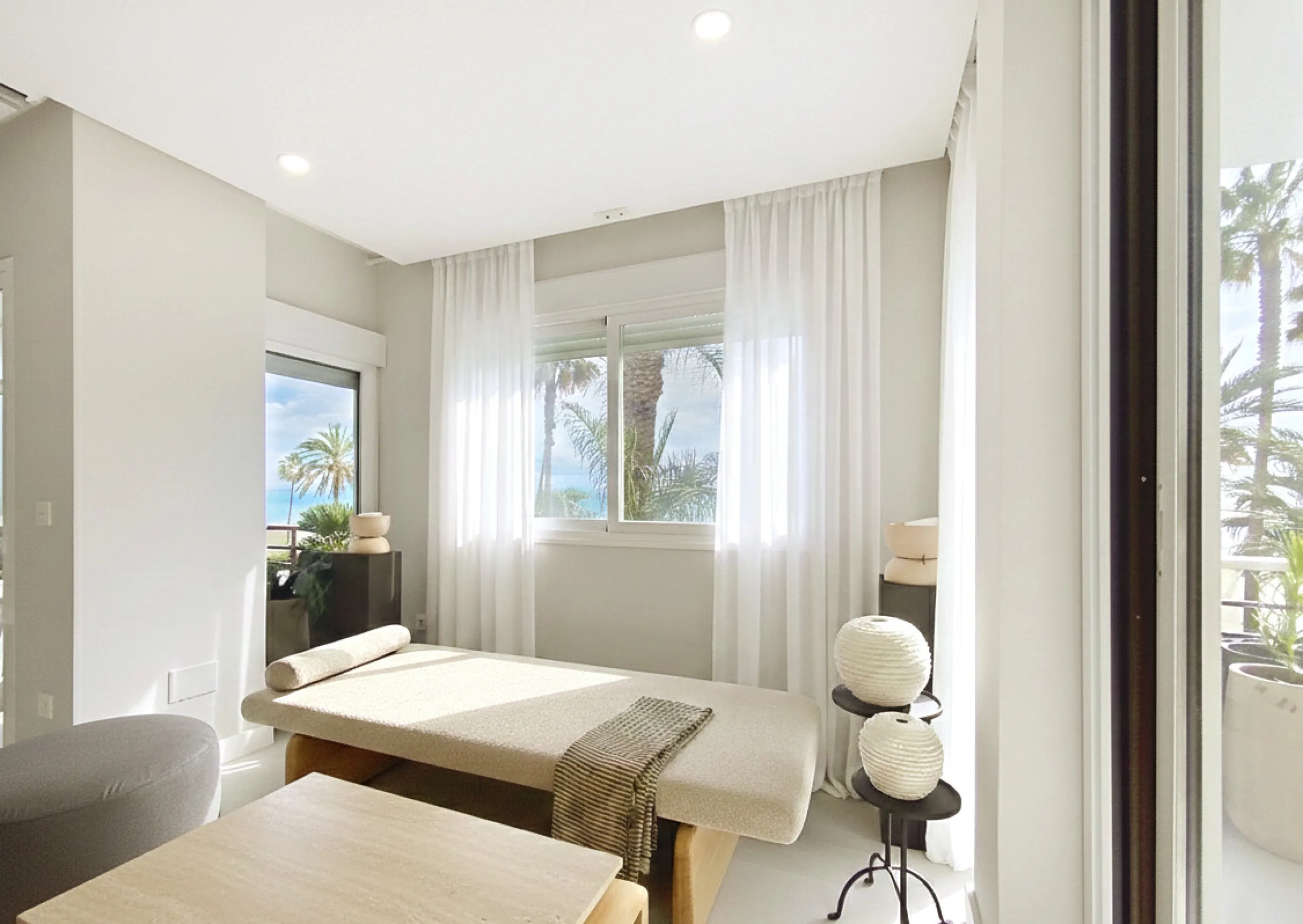Located right on Estepona's Paseo Marítimo, one of the most iconic and sought-after locations in the town center, this exclusive beachfront apartment has been recently and completely refurbished to the highest standards. It offers an exceptional combinati