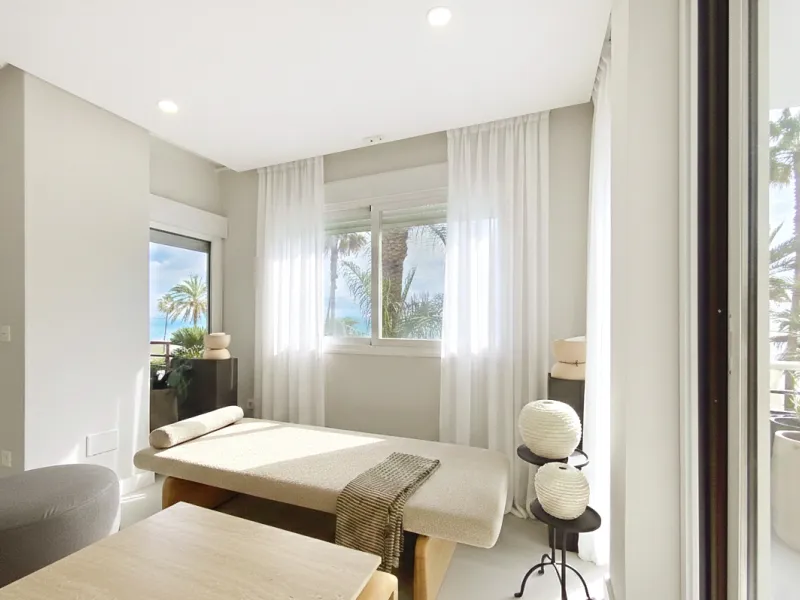 Located right on Estepona's Paseo Marítimo, one of the most iconic and sought-after locations in the town center, this exclusive beachfront apartment has been recently and completely refurbished to the highest standards. It offers an exceptional combinati