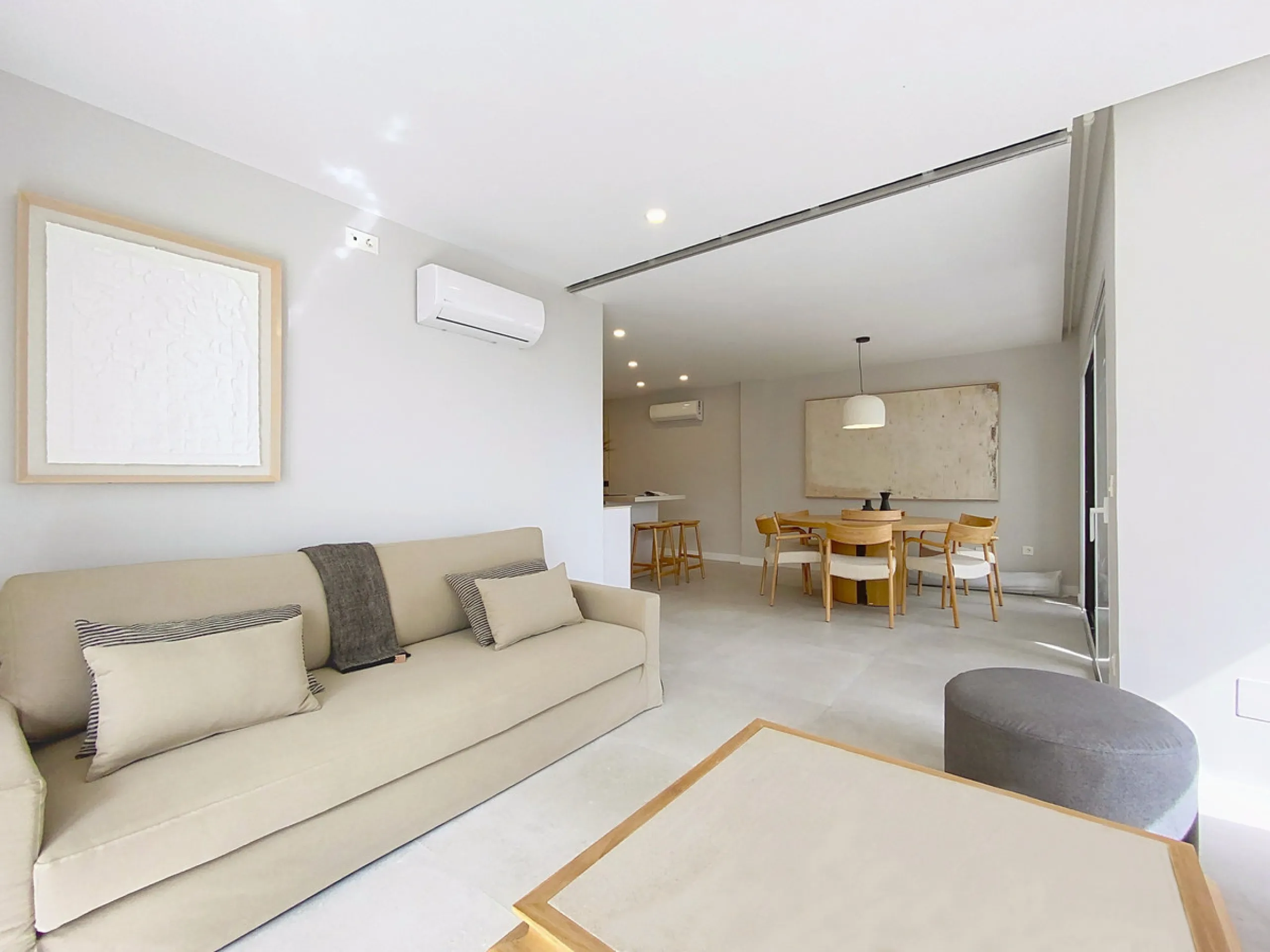 Located right on Estepona's Paseo Marítimo, one of the most iconic and sought-after locations in the town center, this exclusive beachfront apartment has been recently and completely refurbished to the highest standards. It offers an exceptional combinati