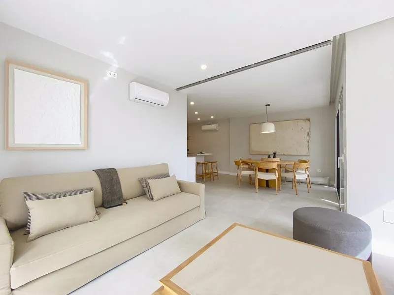 Located right on Estepona's Paseo Marítimo, one of the most iconic and sought-after locations in the town center, this exclusive beachfront apartment has been recently and completely refurbished to the highest standards. It offers an exceptional combinati