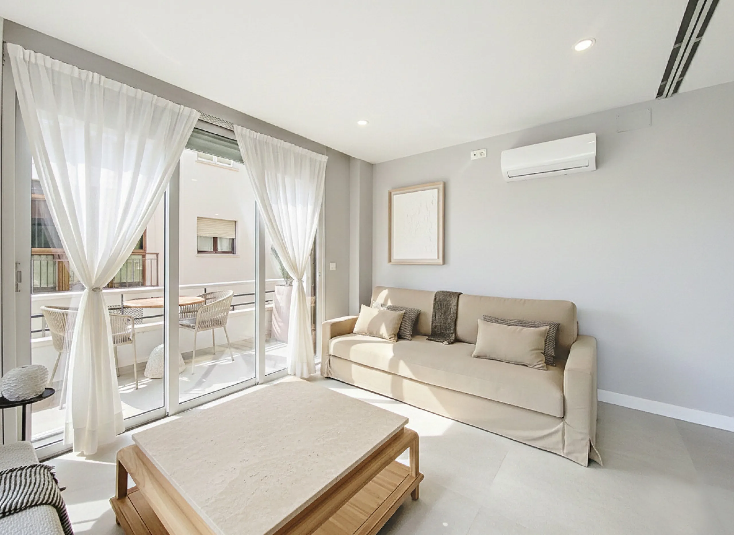 Located right on Estepona's Paseo Marítimo, one of the most iconic and sought-after locations in the town center, this exclusive beachfront apartment has been recently and completely refurbished to the highest standards. It offers an exceptional combinati