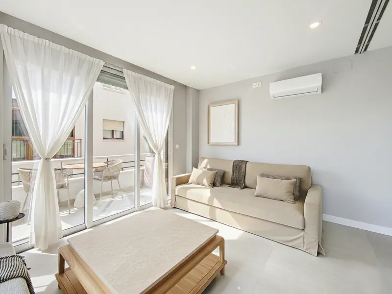 Located right on Estepona's Paseo Marítimo, one of the most iconic and sought-after locations in the town center, this exclusive beachfront apartment has been recently and completely refurbished to the highest standards. It offers an exceptional combinati