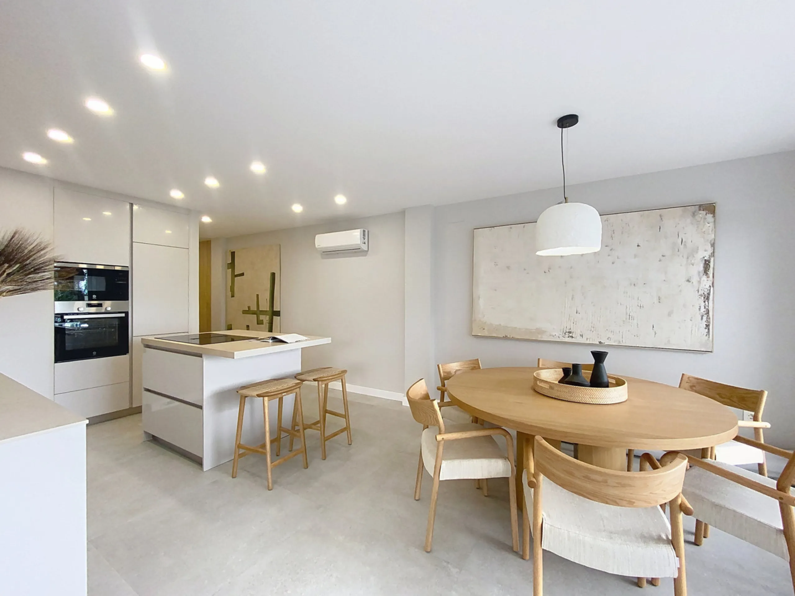 Located right on Estepona's Paseo Marítimo, one of the most iconic and sought-after locations in the town center, this exclusive beachfront apartment has been recently and completely refurbished to the highest standards. It offers an exceptional combinati