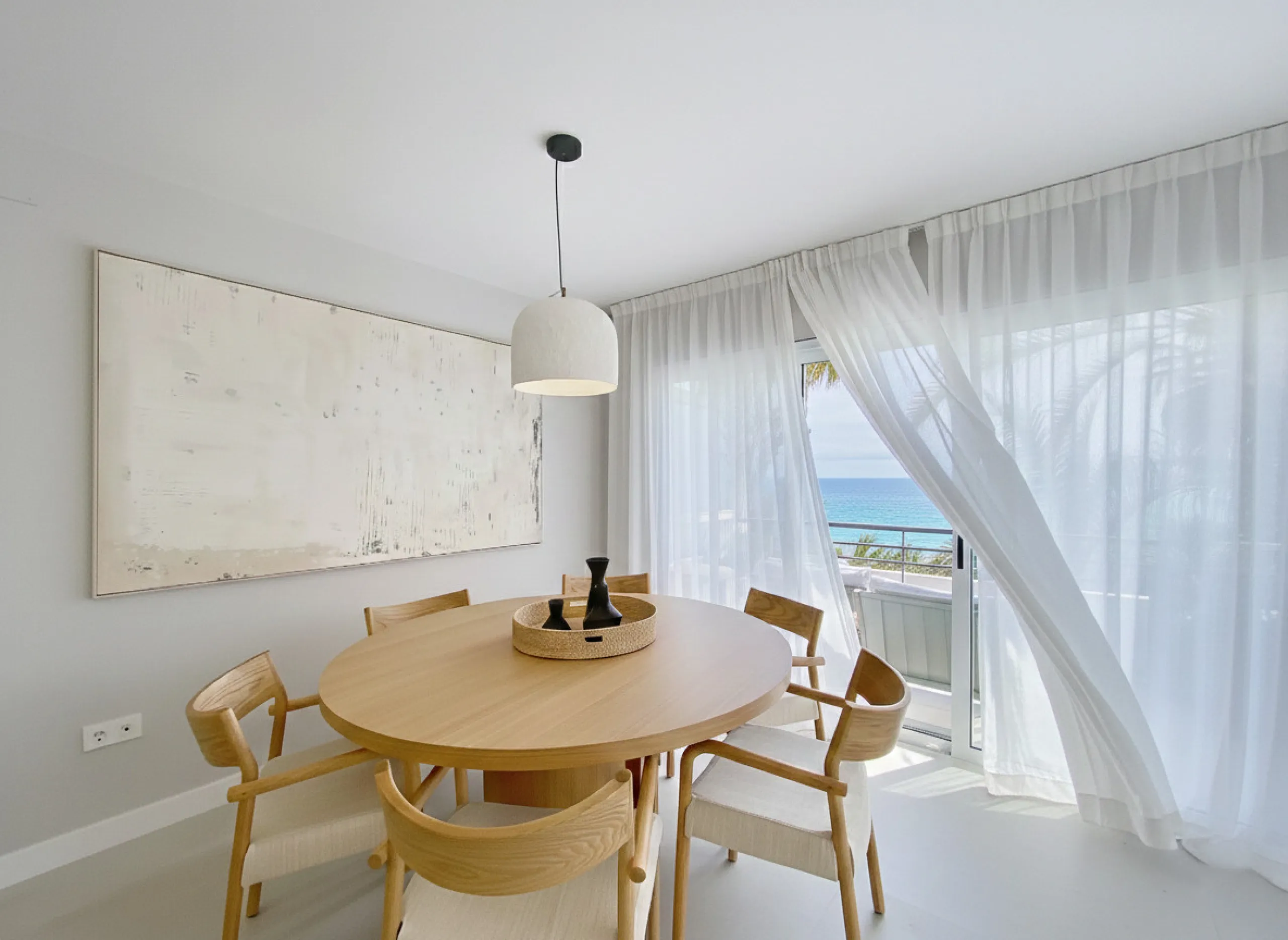 Located right on Estepona's Paseo Marítimo, one of the most iconic and sought-after locations in the town center, this exclusive beachfront apartment has been recently and completely refurbished to the highest standards. It offers an exceptional combinati