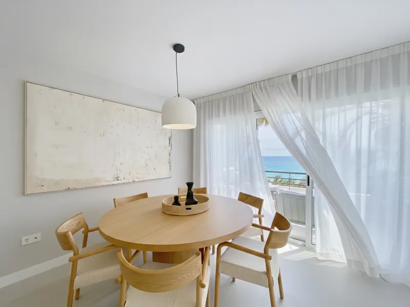 Located right on Estepona's Paseo Marítimo, one of the most iconic and sought-after locations in the town center, this exclusive beachfront apartment has been recently and completely refurbished to the highest standards. It offers an exceptional combinati