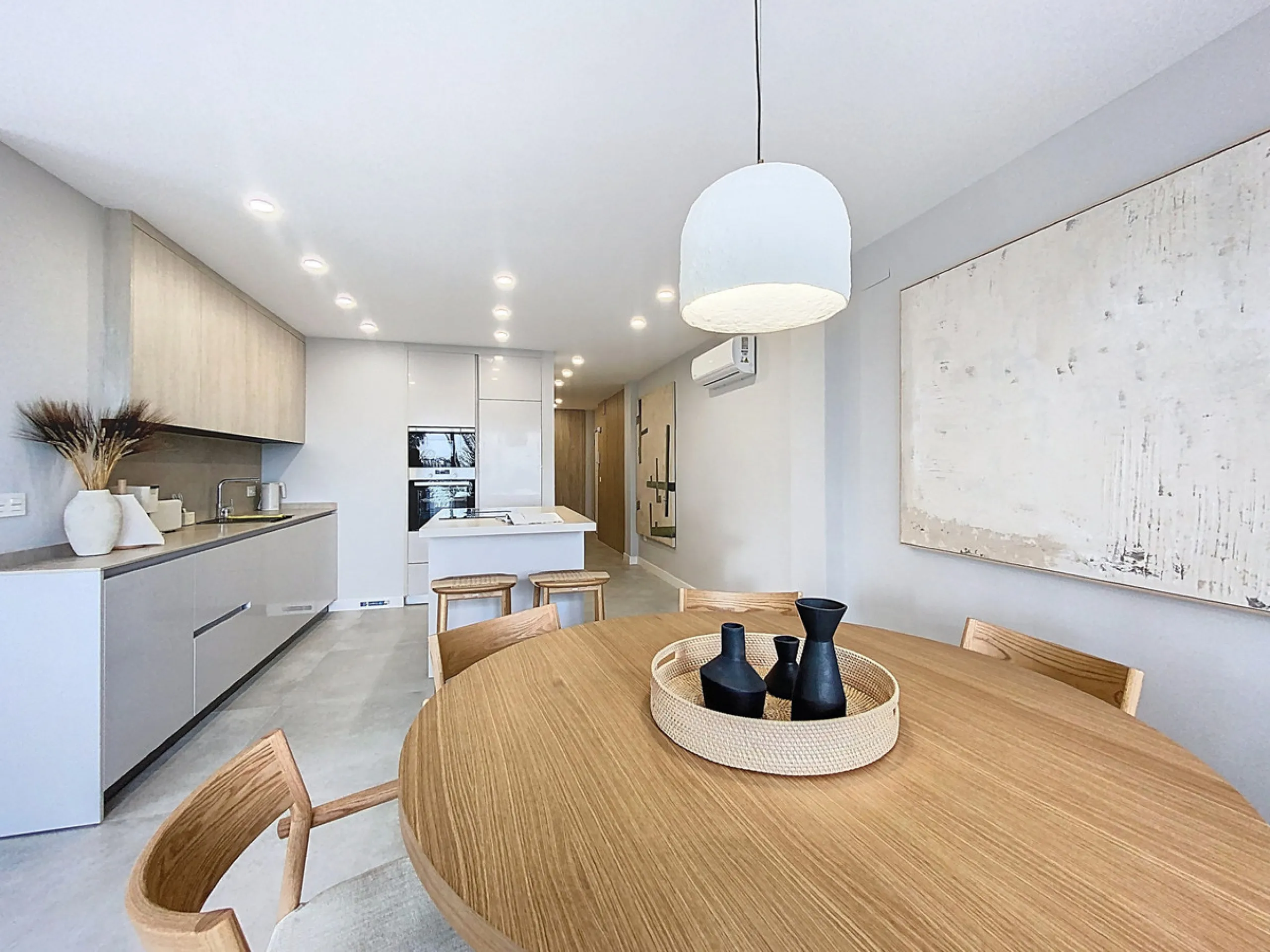 Located right on Estepona's Paseo Marítimo, one of the most iconic and sought-after locations in the town center, this exclusive beachfront apartment has been recently and completely refurbished to the highest standards. It offers an exceptional combinati