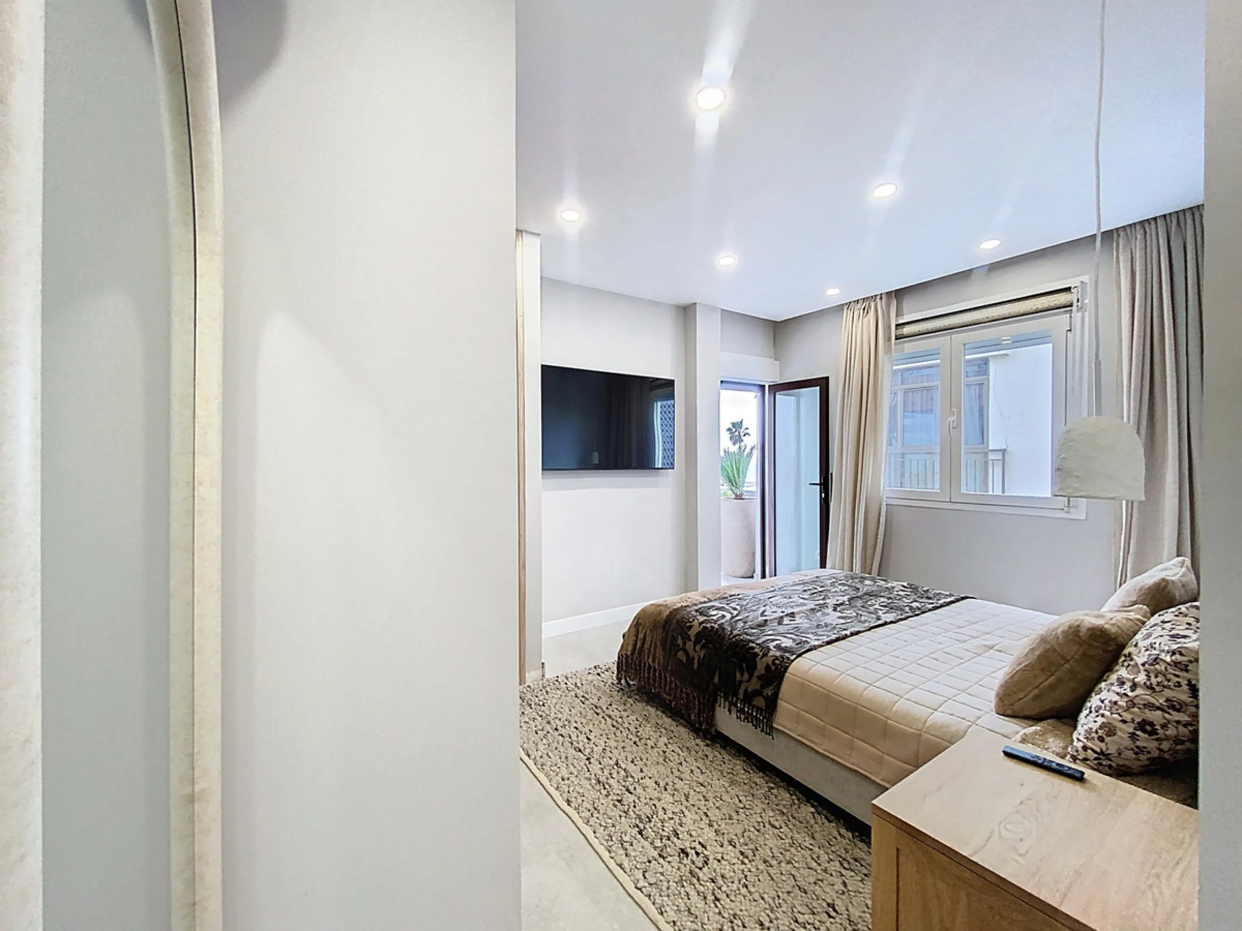 Located right on Estepona's Paseo Marítimo, one of the most iconic and sought-after locations in the town center, this exclusive beachfront apartment has been recently and completely refurbished to the highest standards. It offers an exceptional combinati