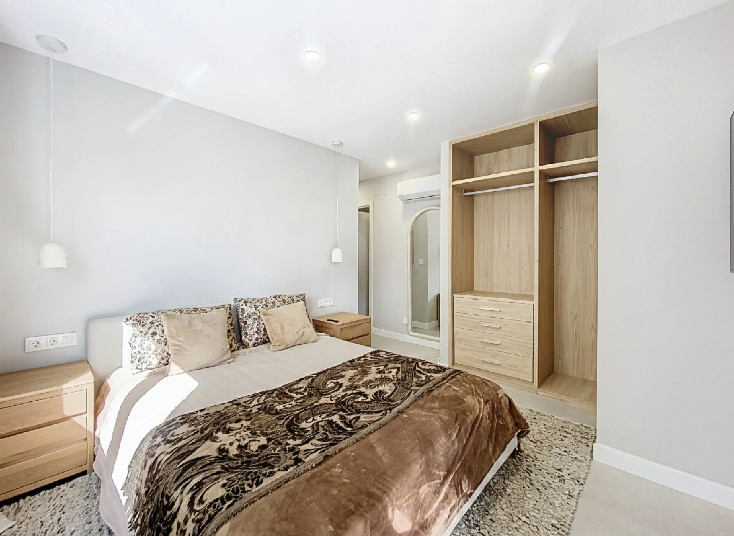 Located right on Estepona's Paseo Marítimo, one of the most iconic and sought-after locations in the town center, this exclusive beachfront apartment has been recently and completely refurbished to the highest standards. It offers an exceptional combinati