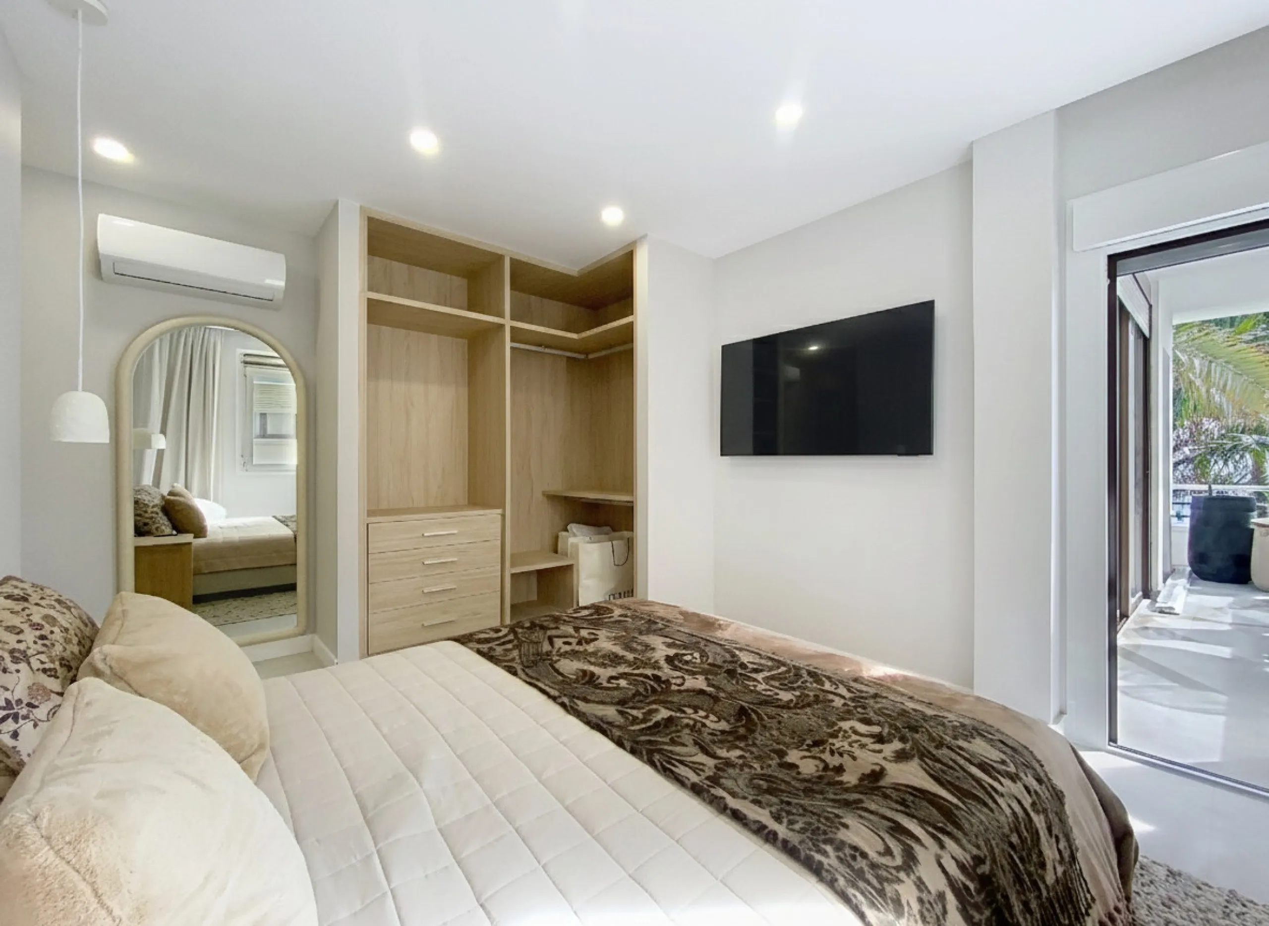 Located right on Estepona's Paseo Marítimo, one of the most iconic and sought-after locations in the town center, this exclusive beachfront apartment has been recently and completely refurbished to the highest standards. It offers an exceptional combinati