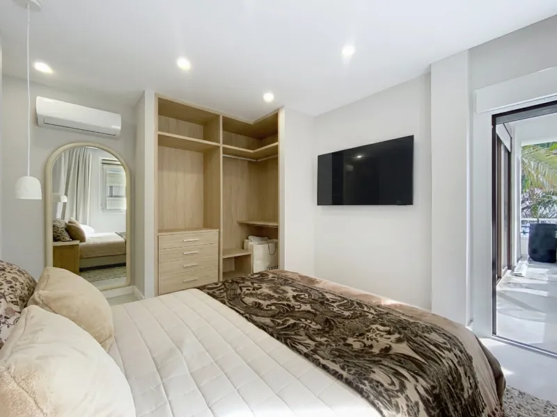 Located right on Estepona's Paseo Marítimo, one of the most iconic and sought-after locations in the town center, this exclusive beachfront apartment has been recently and completely refurbished to the highest standards. It offers an exceptional combinati
