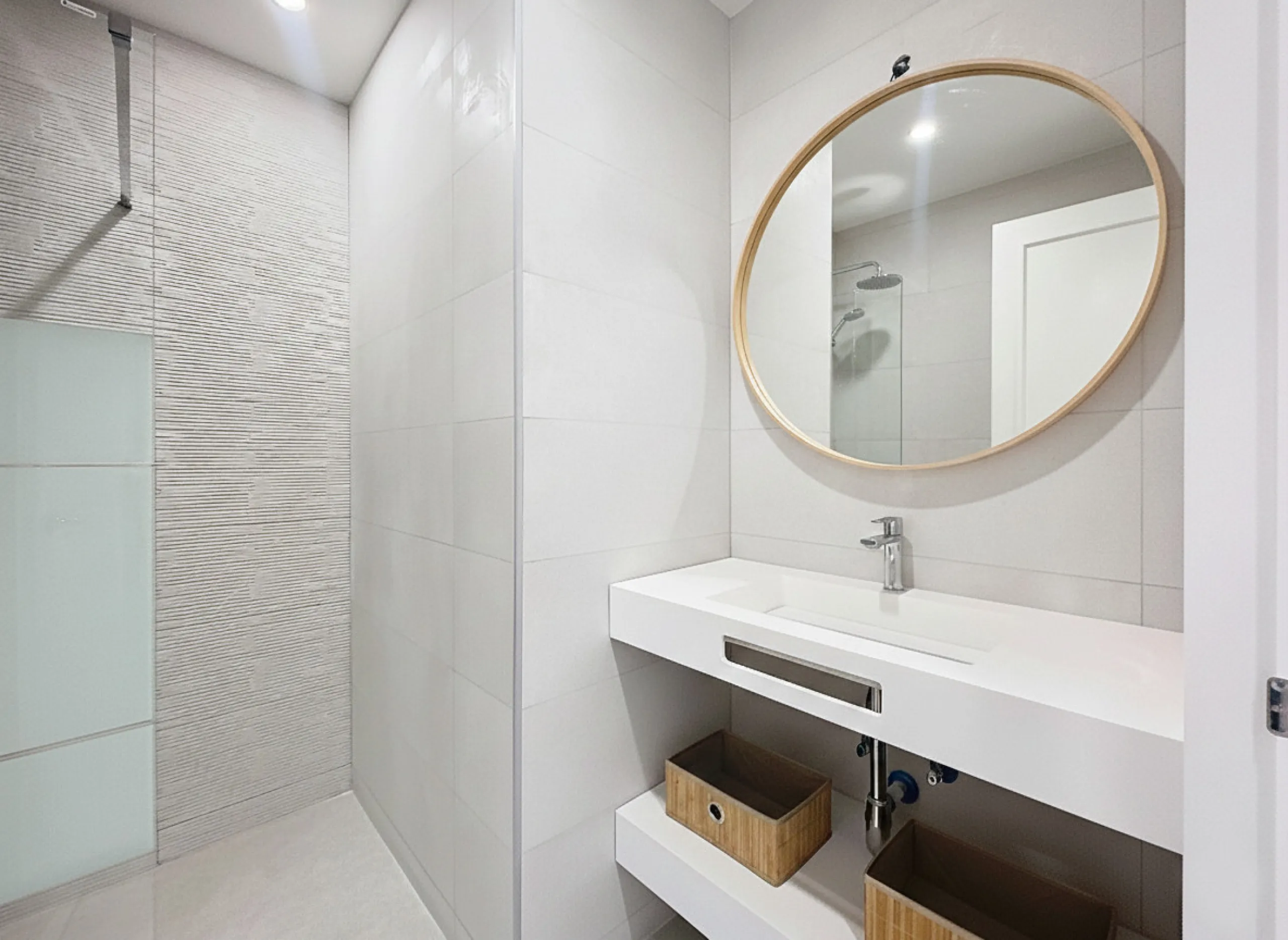 Located right on Estepona's Paseo Marítimo, one of the most iconic and sought-after locations in the town center, this exclusive beachfront apartment has been recently and completely refurbished to the highest standards. It offers an exceptional combinati
