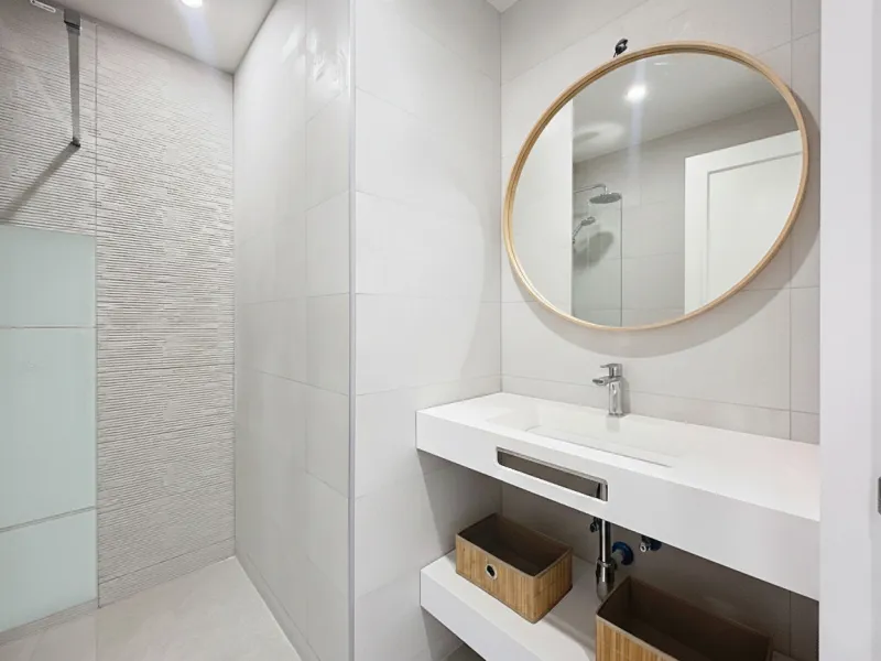 Located right on Estepona's Paseo Marítimo, one of the most iconic and sought-after locations in the town center, this exclusive beachfront apartment has been recently and completely refurbished to the highest standards. It offers an exceptional combinati