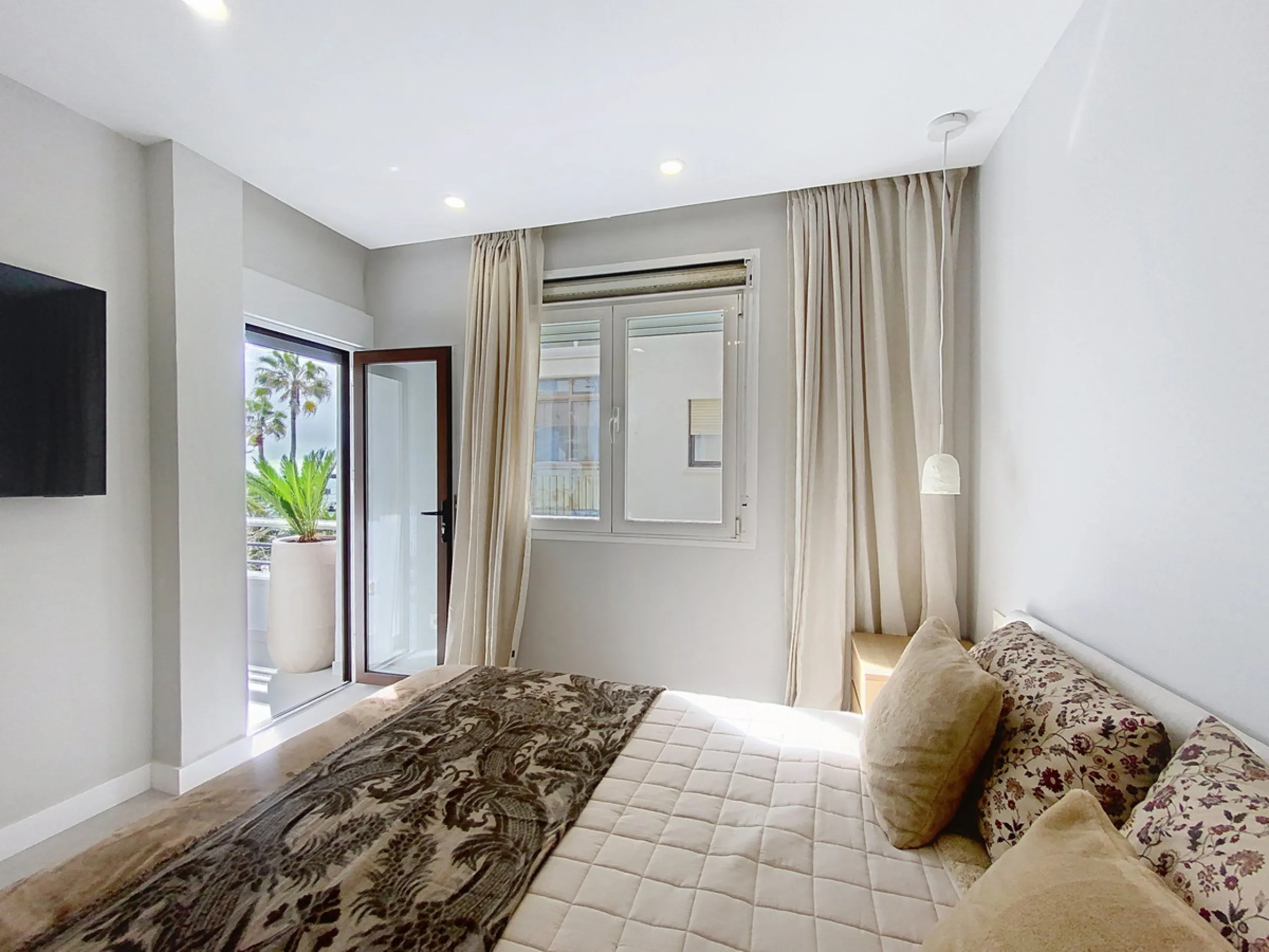 Located right on Estepona's Paseo Marítimo, one of the most iconic and sought-after locations in the town center, this exclusive beachfront apartment has been recently and completely refurbished to the highest standards. It offers an exceptional combinati
