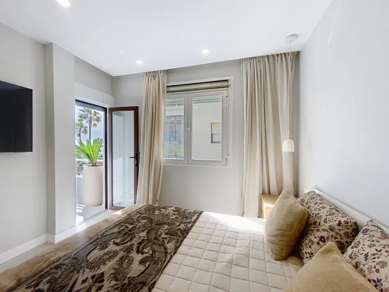 Located right on Estepona's Paseo Marítimo, one of the most iconic and sought-after locations in the town center, this exclusive beachfront apartment has been recently and completely refurbished to the highest standards. It offers an exceptional combinati