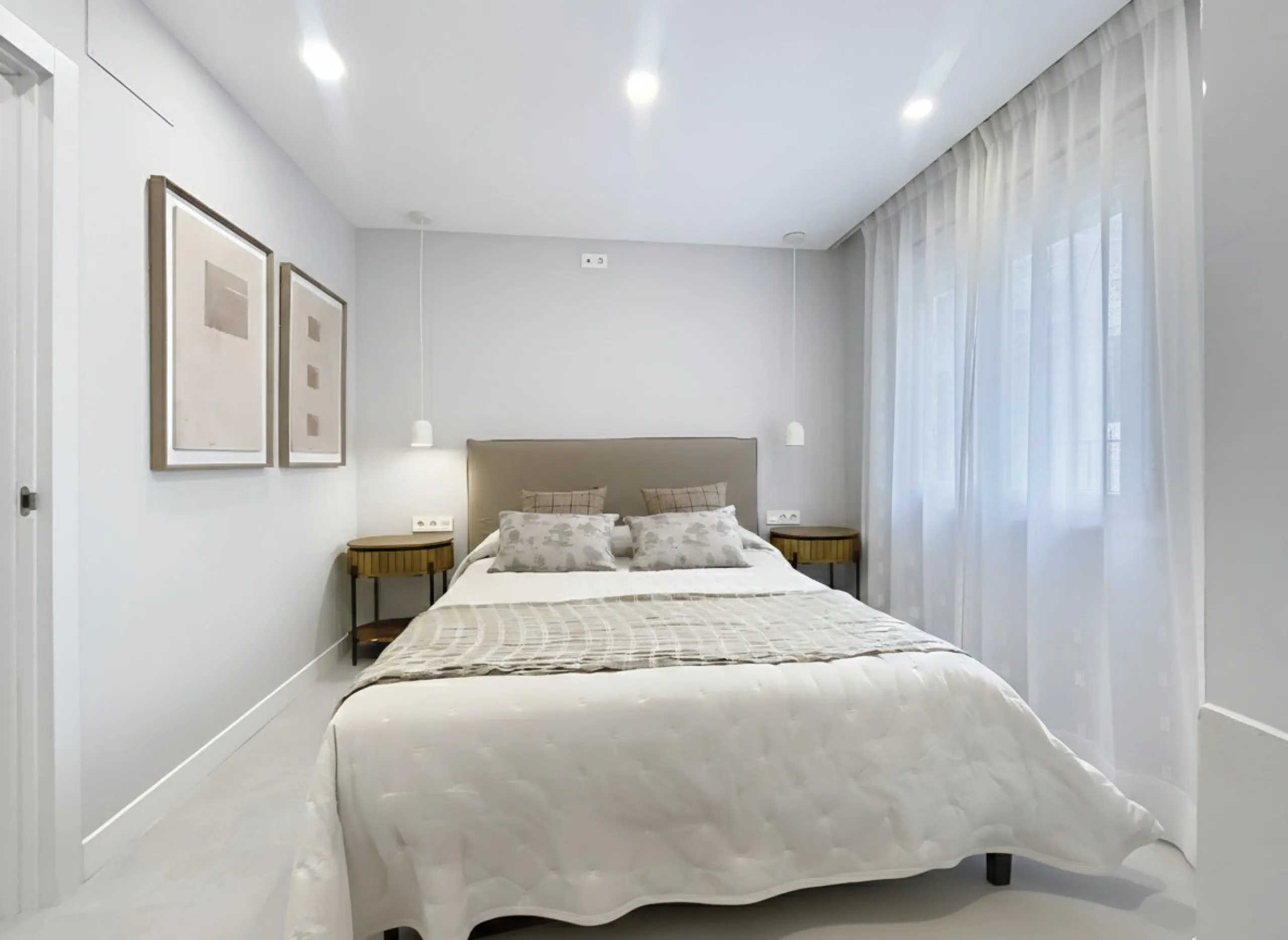 Located right on Estepona's Paseo Marítimo, one of the most iconic and sought-after locations in the town center, this exclusive beachfront apartment has been recently and completely refurbished to the highest standards. It offers an exceptional combinati
