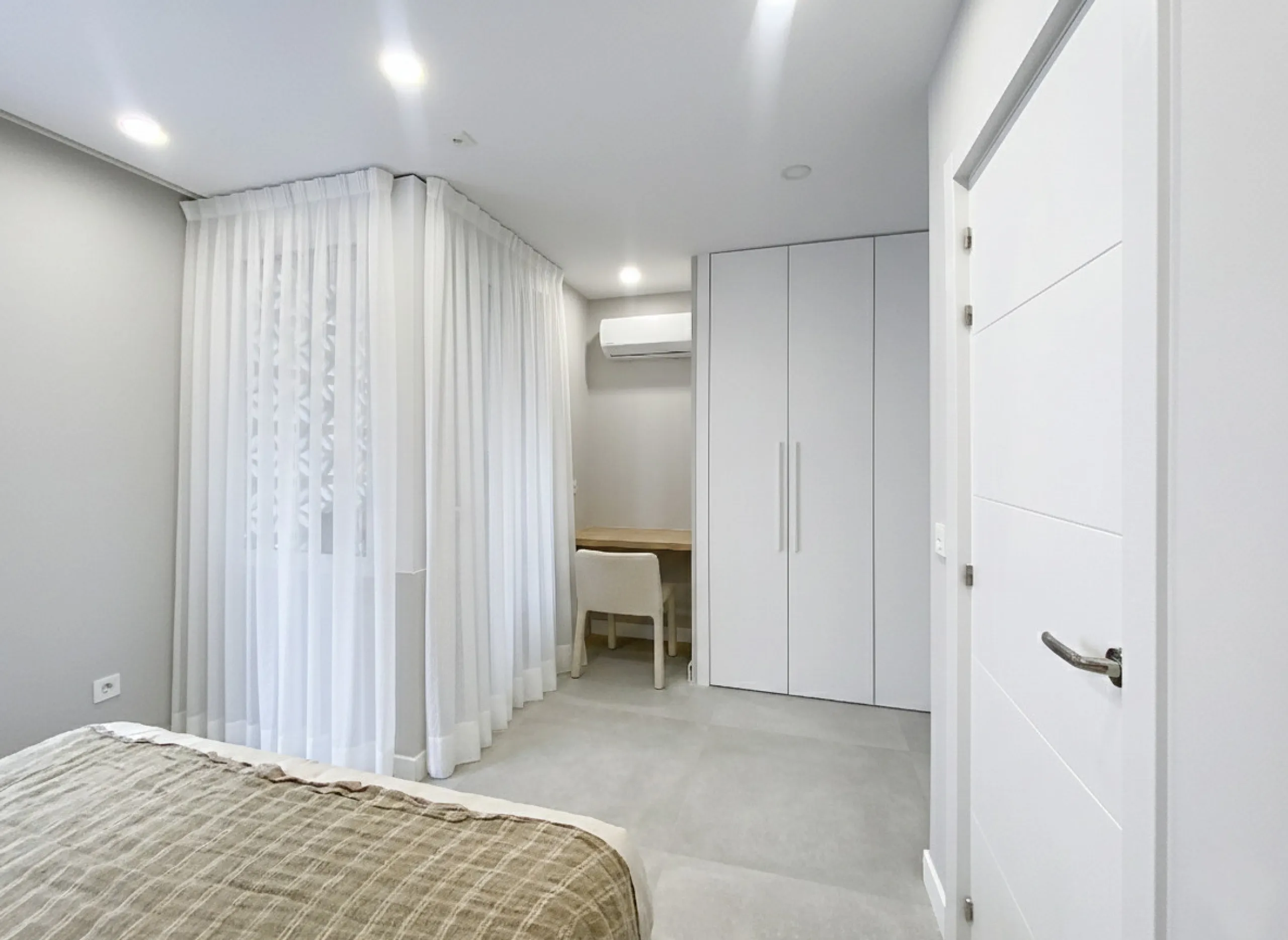 Located right on Estepona's Paseo Marítimo, one of the most iconic and sought-after locations in the town center, this exclusive beachfront apartment has been recently and completely refurbished to the highest standards. It offers an exceptional combinati