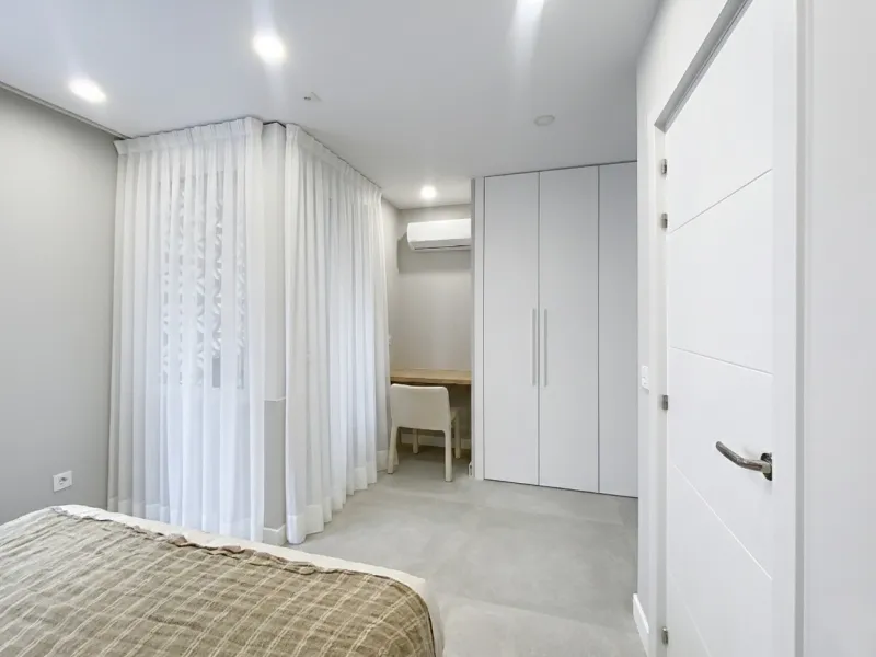 Located right on Estepona's Paseo Marítimo, one of the most iconic and sought-after locations in the town center, this exclusive beachfront apartment has been recently and completely refurbished to the highest standards. It offers an exceptional combinati