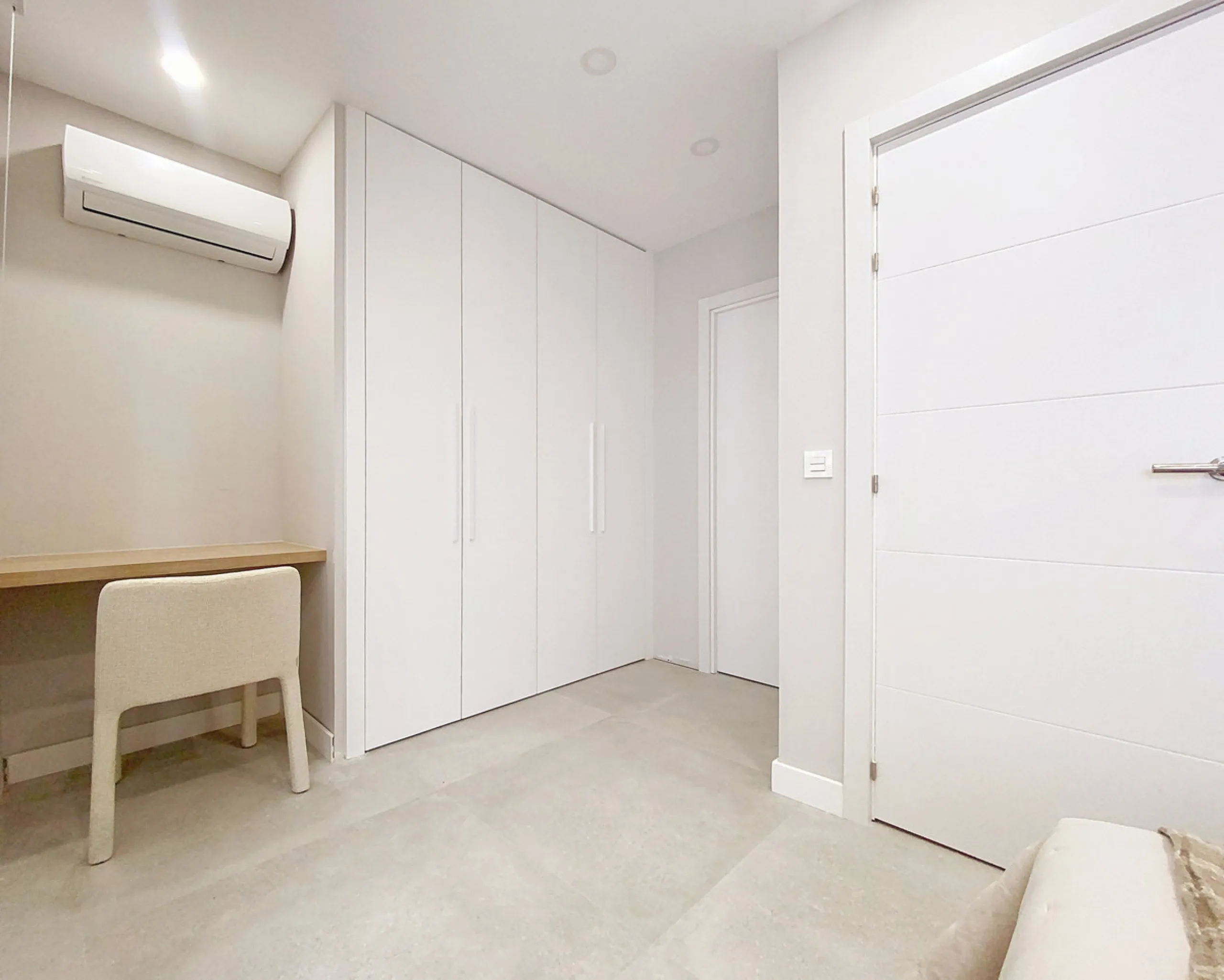 Located right on Estepona's Paseo Marítimo, one of the most iconic and sought-after locations in the town center, this exclusive beachfront apartment has been recently and completely refurbished to the highest standards. It offers an exceptional combinati