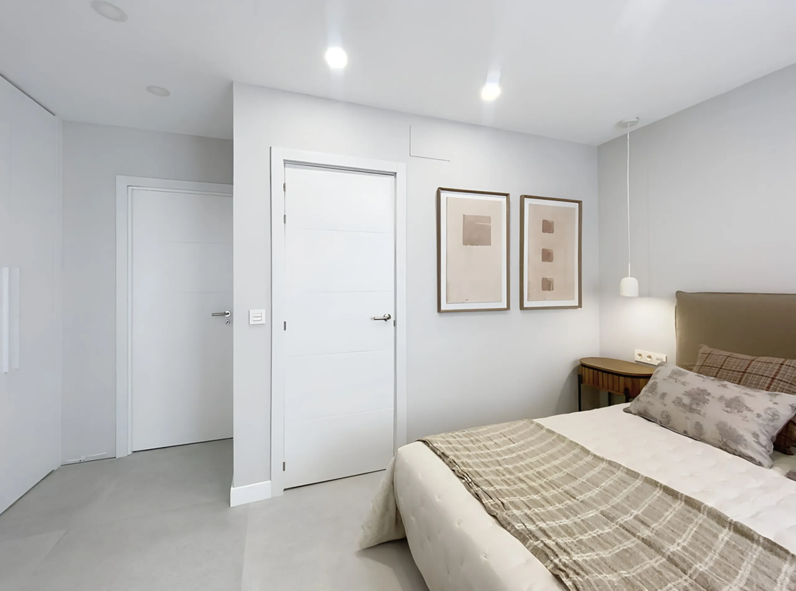 Located right on Estepona's Paseo Marítimo, one of the most iconic and sought-after locations in the town center, this exclusive beachfront apartment has been recently and completely refurbished to the highest standards. It offers an exceptional combinati