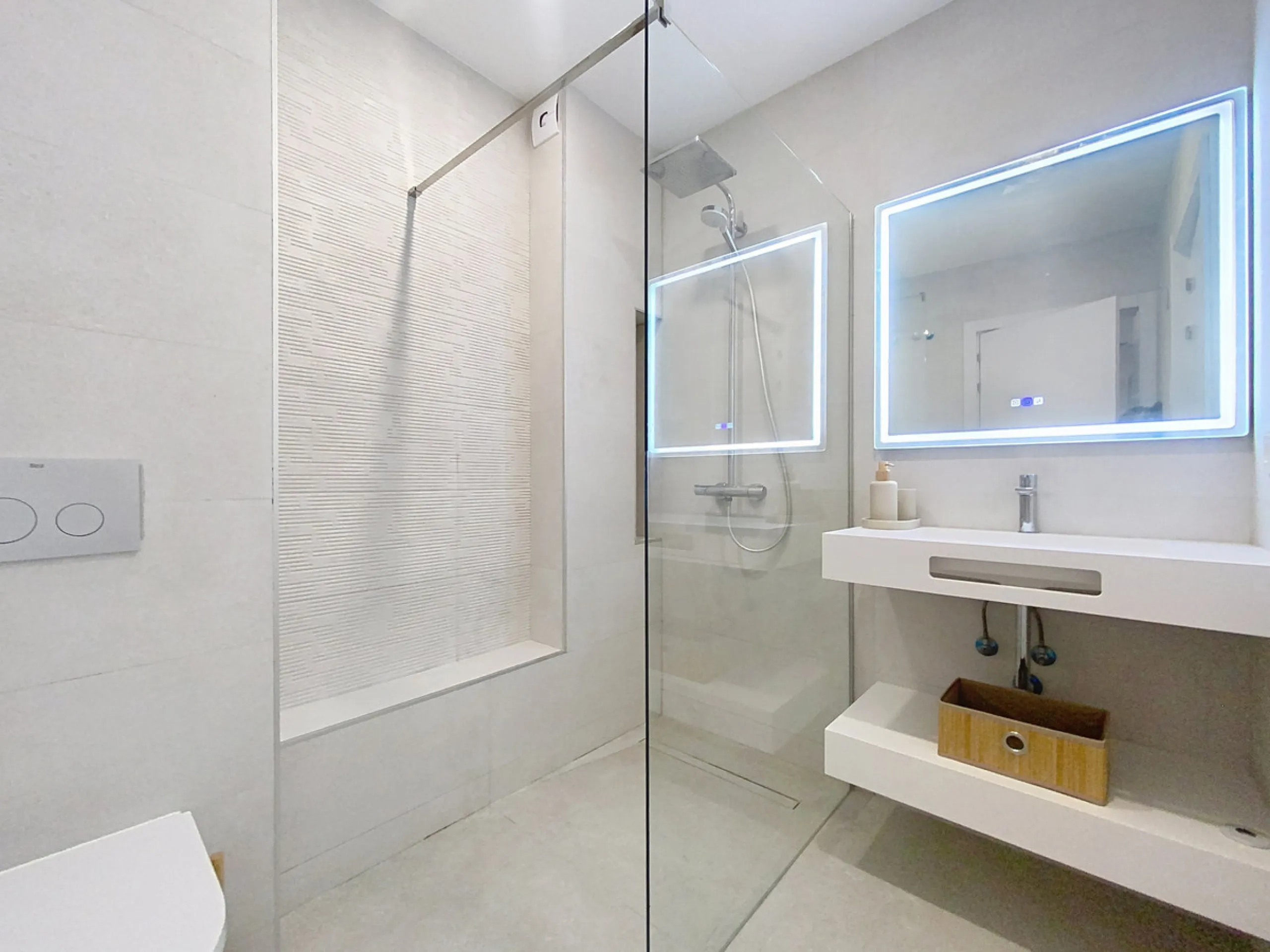 Located right on Estepona's Paseo Marítimo, one of the most iconic and sought-after locations in the town center, this exclusive beachfront apartment has been recently and completely refurbished to the highest standards. It offers an exceptional combinati