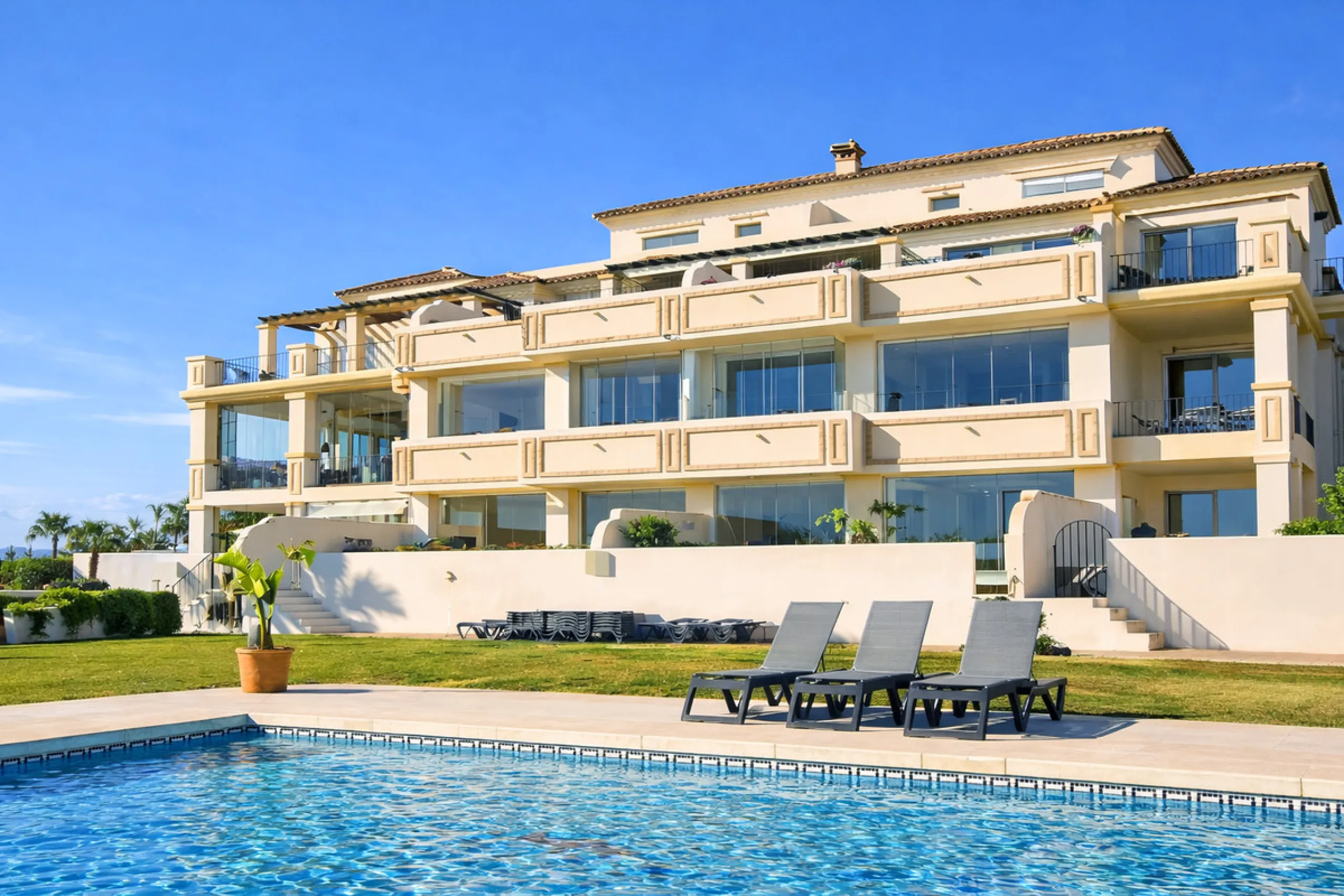 Apartment - Middle Floor Apartment в продаже в Estepona, Málaga. В доме 2 спален и 2 ванных комнат. Площадь дома 95 м²