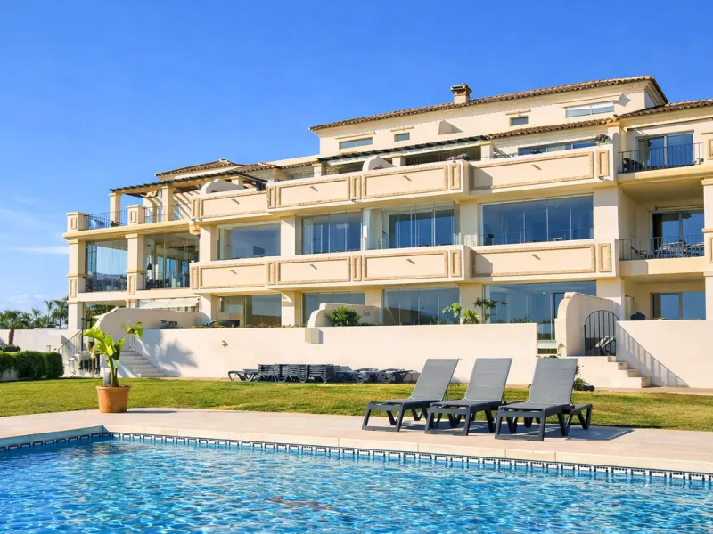 This exceptional elevated ground floor corner apartment for sale in Estepona East offers panoramic Mediterranean sea views, privacy and premium outdoor living in one of the most sought-after areas of the Costa del Sol. Located within a boutique developmen
