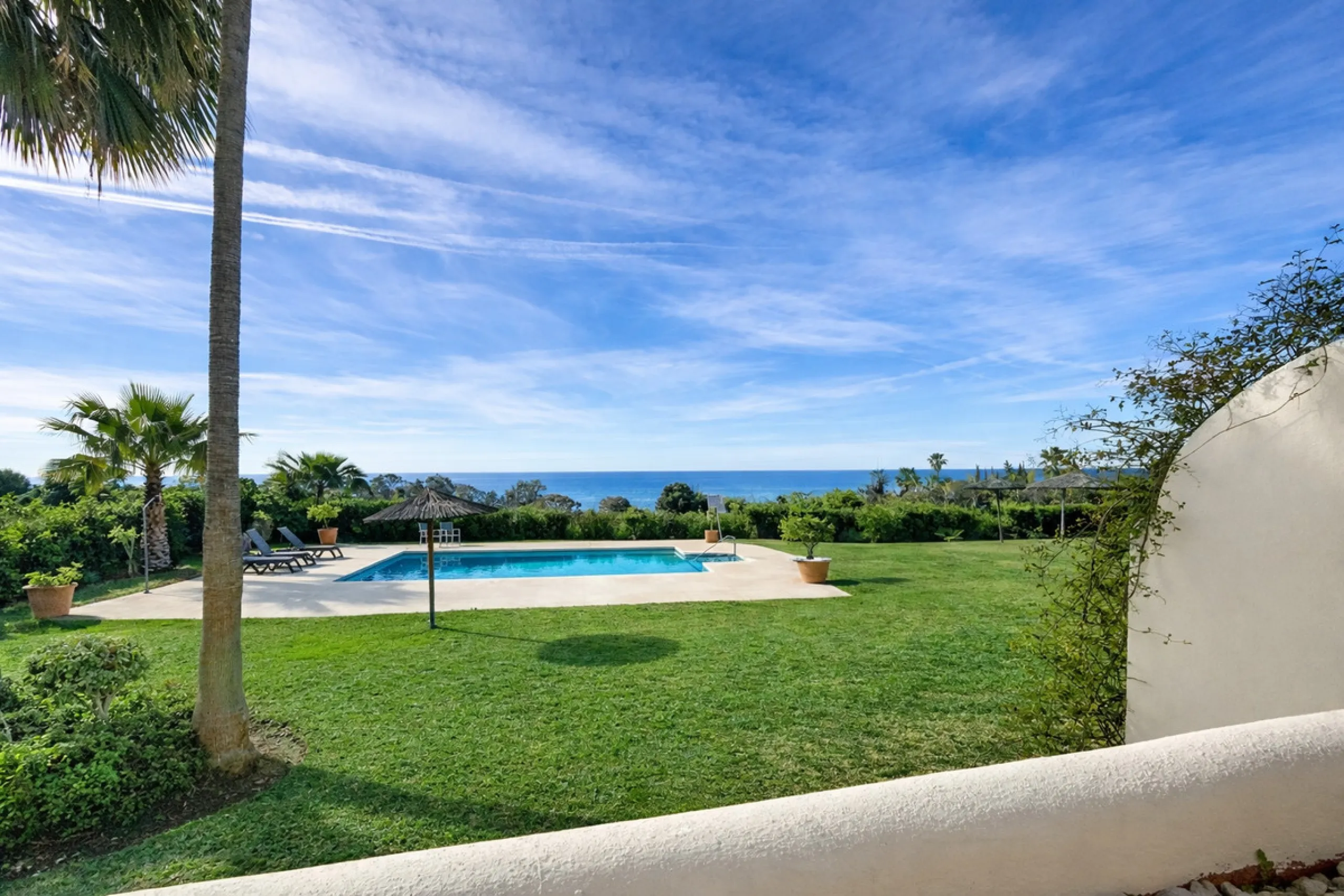 Apartment - Middle Floor Apartment в продаже в Estepona, Málaga. В доме 2 спален и 2 ванных комнат. Площадь дома 95 м²
