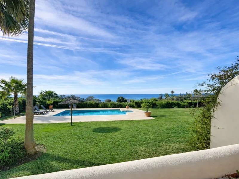 Apartment - Middle Floor Apartment в продаже в Estepona, Málaga. В доме 2 спален и 2 ванных комнат. Площадь дома 95 м²