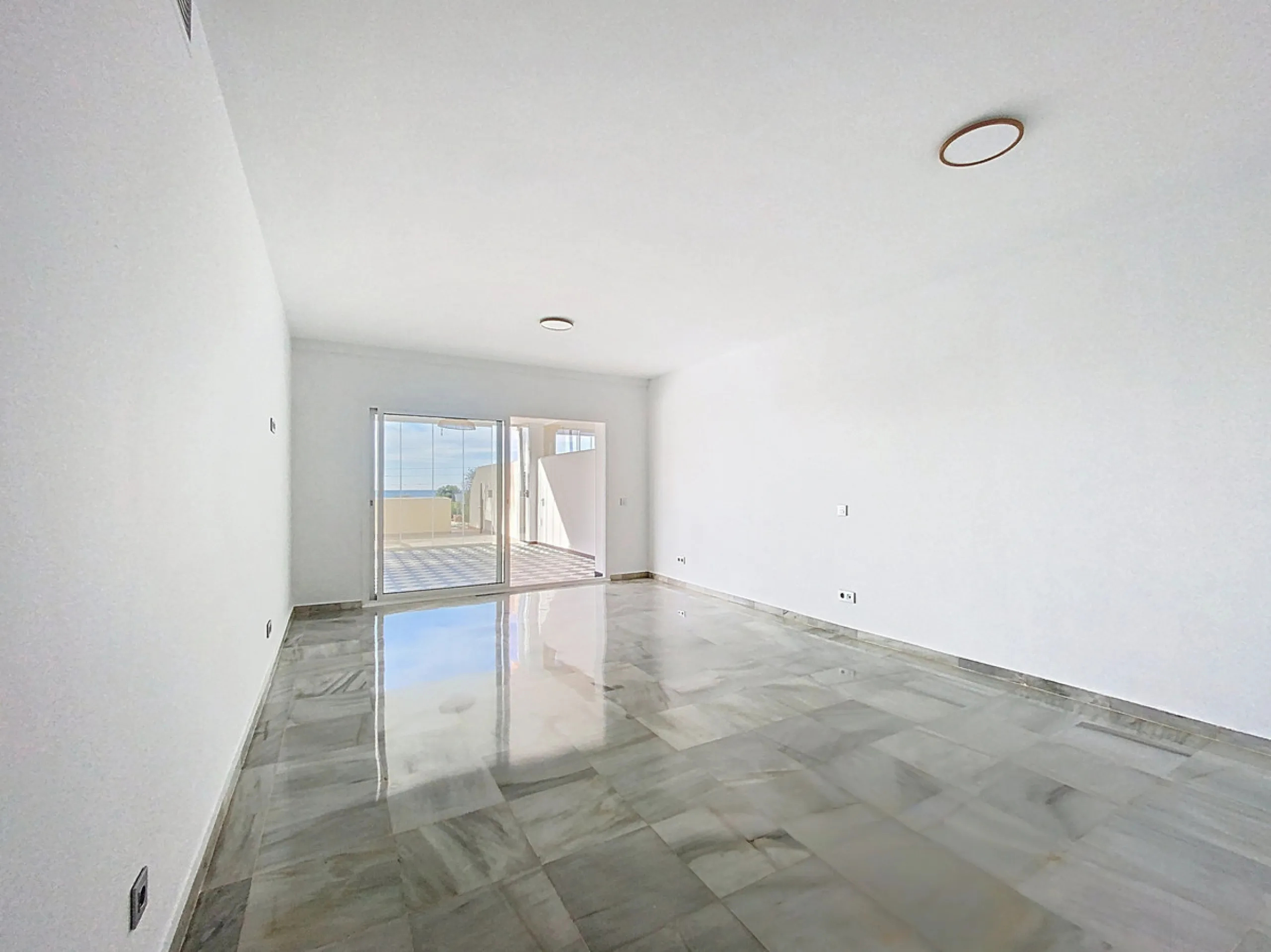 Apartment - Middle Floor Apartment в продаже в Estepona, Málaga. В доме 2 спален и 2 ванных комнат. Площадь дома 95 м²