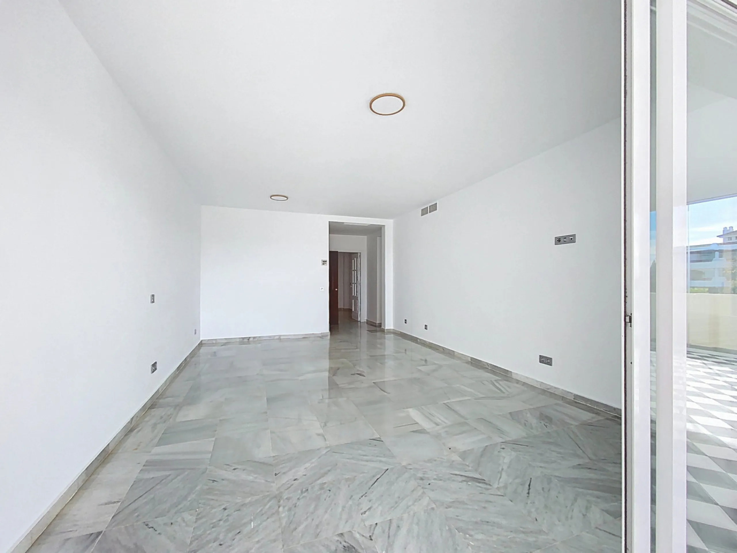 Apartment - Middle Floor Apartment в продаже в Estepona, Málaga. В доме 2 спален и 2 ванных комнат. Площадь дома 95 м²