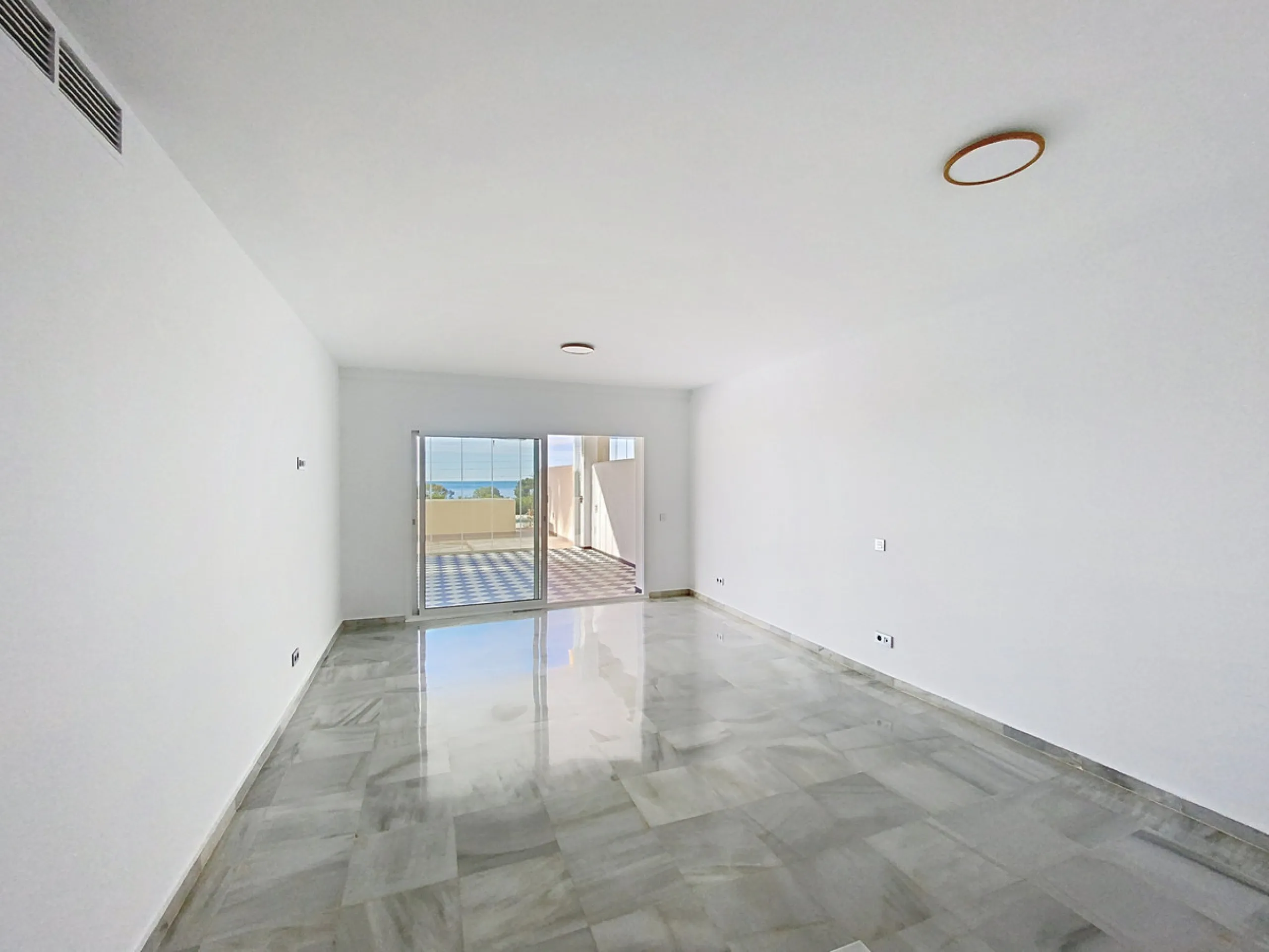 Apartment - Middle Floor Apartment в продаже в Estepona, Málaga. В доме 2 спален и 2 ванных комнат. Площадь дома 95 м²