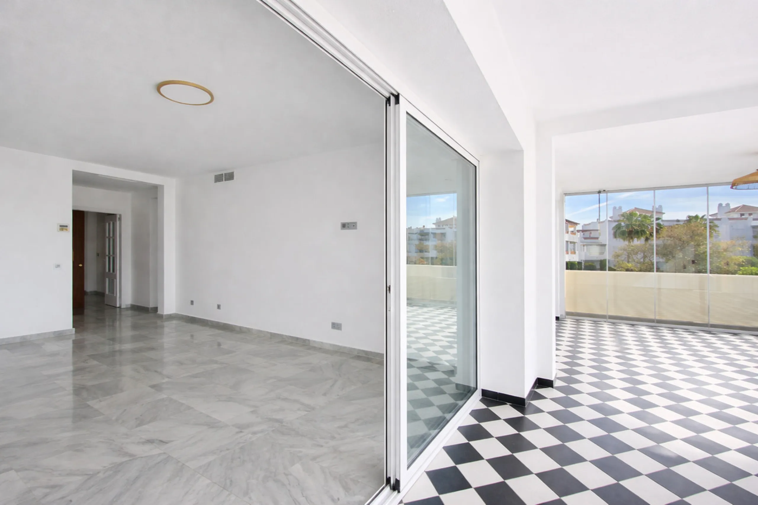 Apartment - Middle Floor Apartment в продаже в Estepona, Málaga. В доме 2 спален и 2 ванных комнат. Площадь дома 95 м²