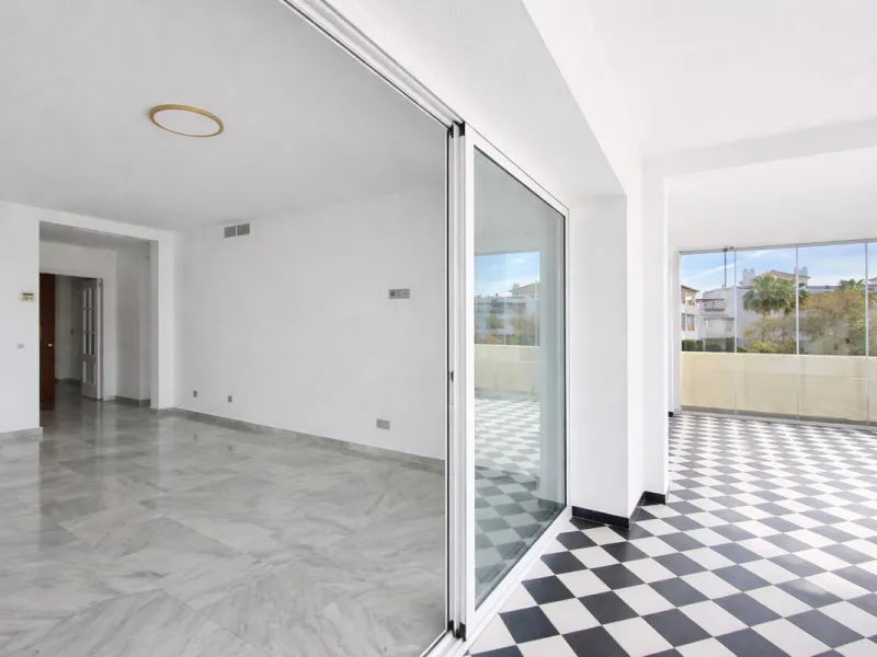 Apartment - Middle Floor Apartment в продаже в Estepona, Málaga. В доме 2 спален и 2 ванных комнат. Площадь дома 95 м²