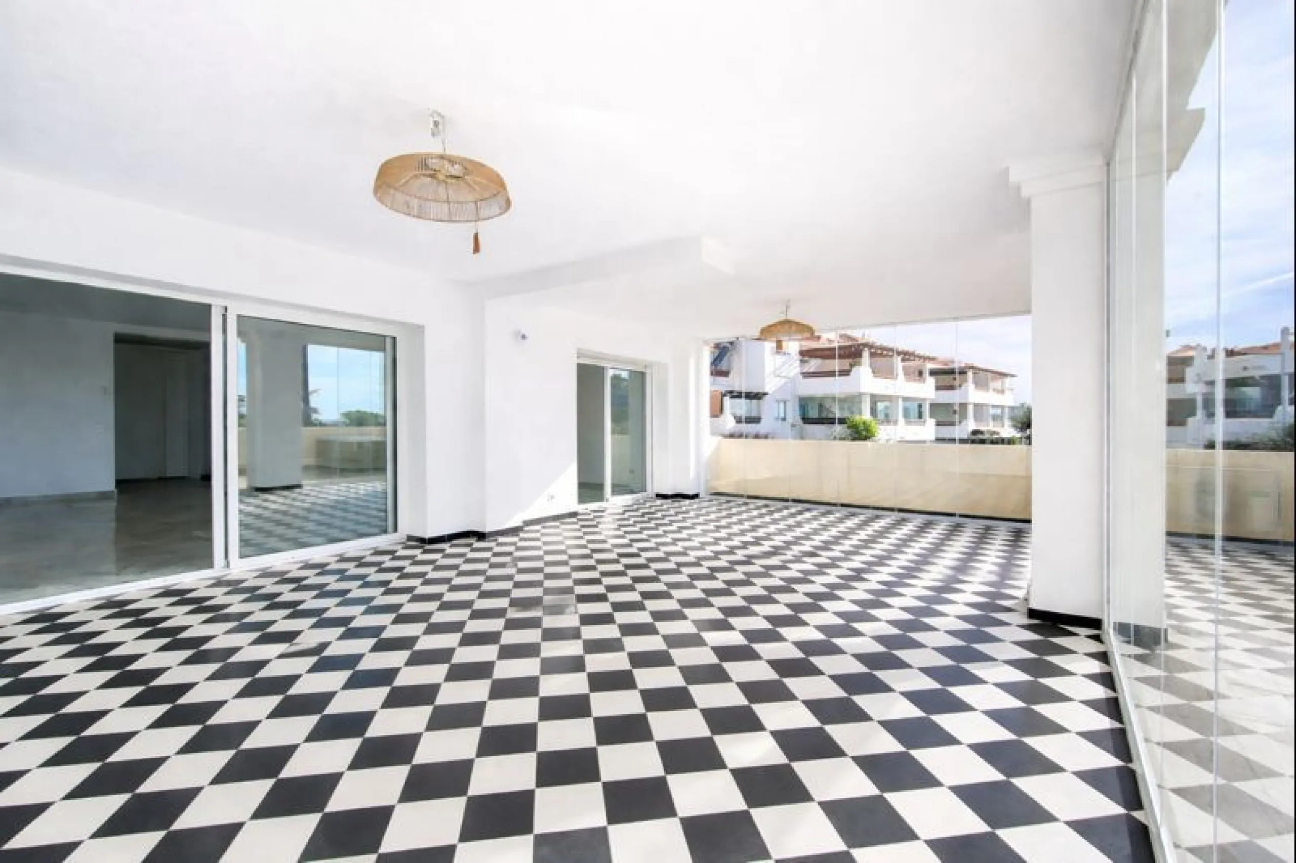 Apartment - Middle Floor Apartment в продаже в Estepona, Málaga. В доме 2 спален и 2 ванных комнат. Площадь дома 95 м²