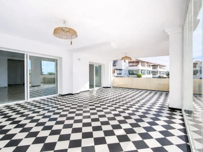 Apartment - Middle Floor Apartment в продаже в Estepona, Málaga. В доме 2 спален и 2 ванных комнат. Площадь дома 95 м²