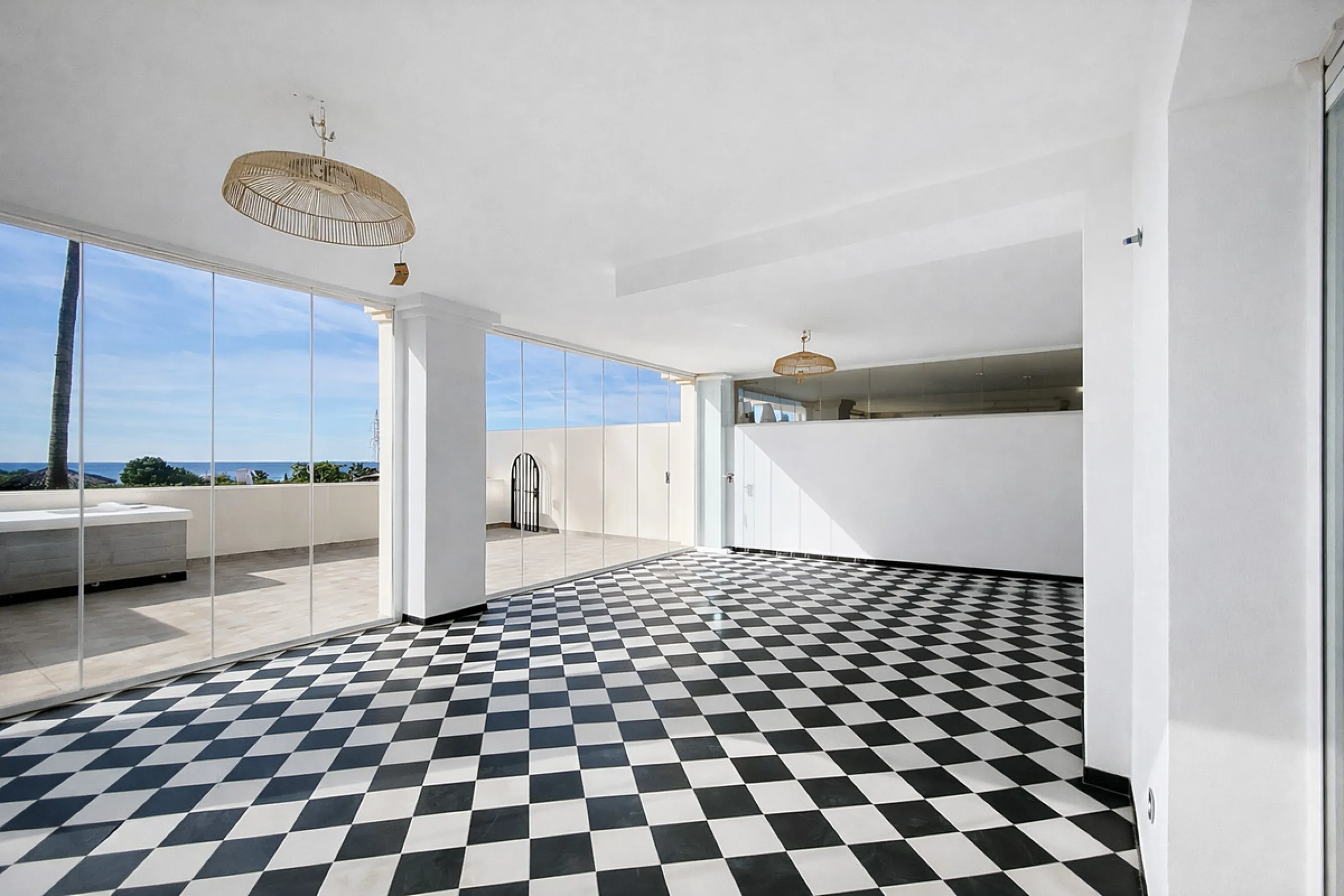Apartment - Middle Floor Apartment в продаже в Estepona, Málaga. В доме 2 спален и 2 ванных комнат. Площадь дома 95 м²