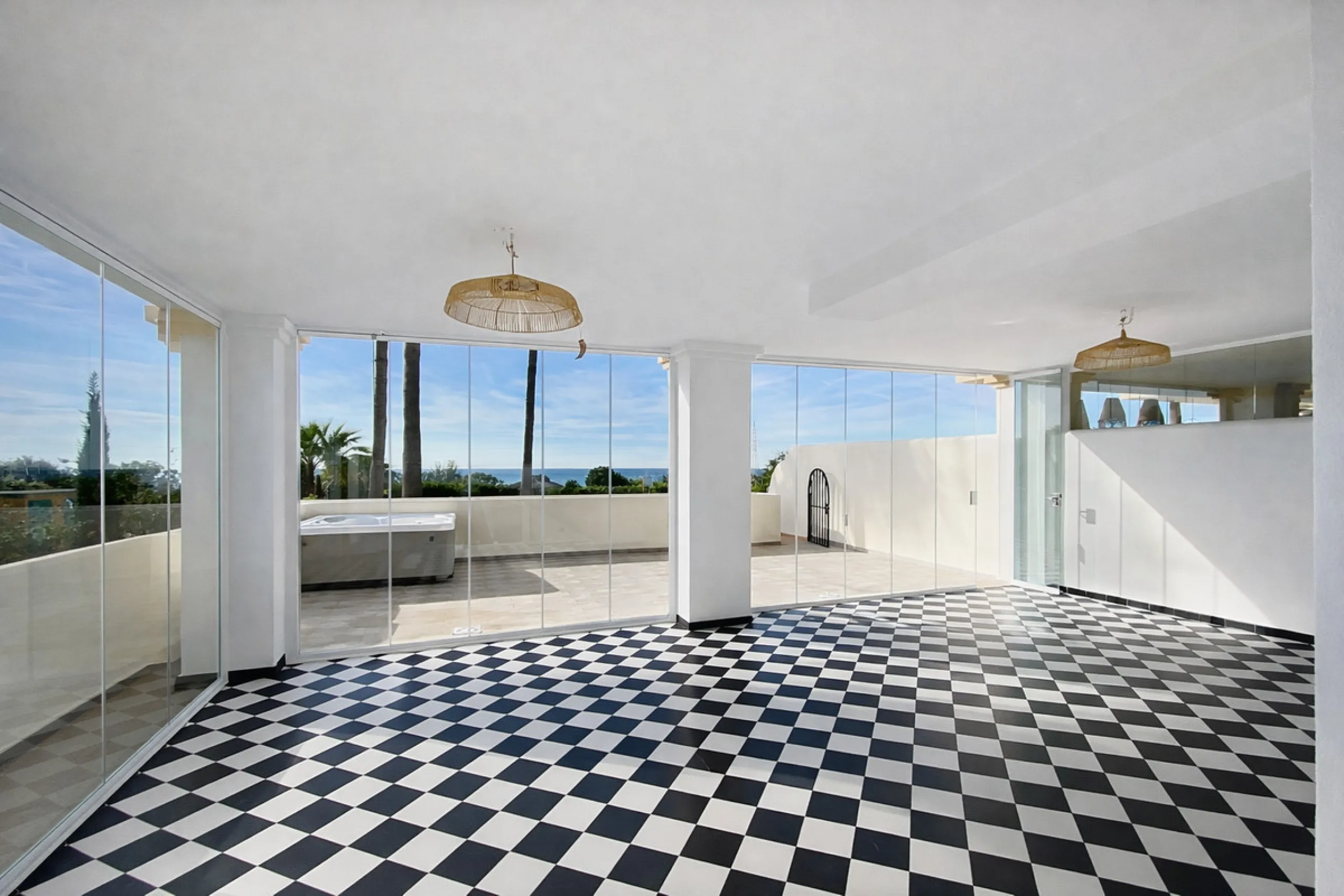 Apartment - Middle Floor Apartment в продаже в Estepona, Málaga. В доме 2 спален и 2 ванных комнат. Площадь дома 95 м²