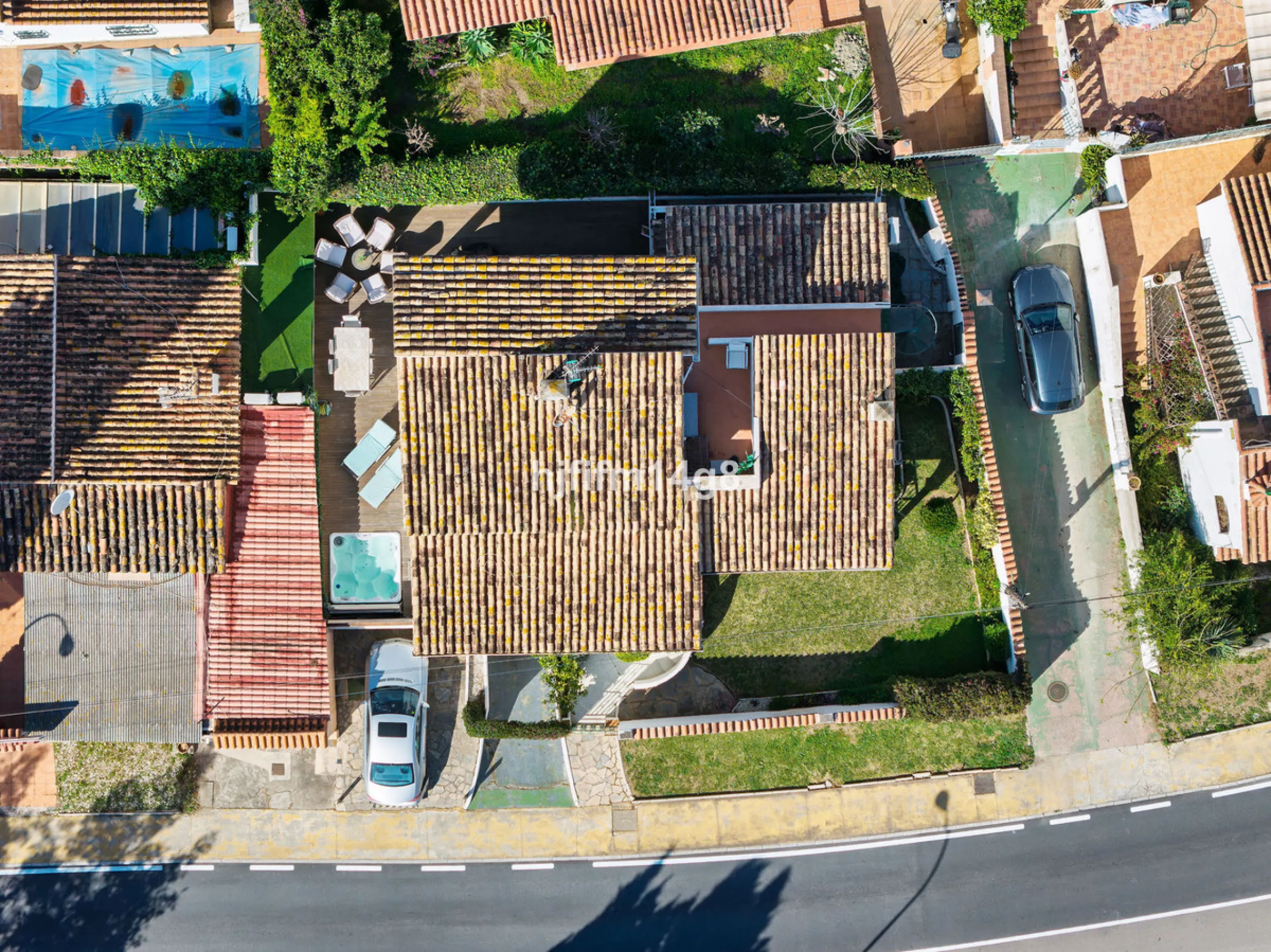 Located in the highly sought-after area of La Campana, this charming 4-bedroom villa offers an exceptional opportunity to enjoy comfortable living in one of the most convenient and well-connected parts of Nueva Andalucía, just minutes from the vibrant lif