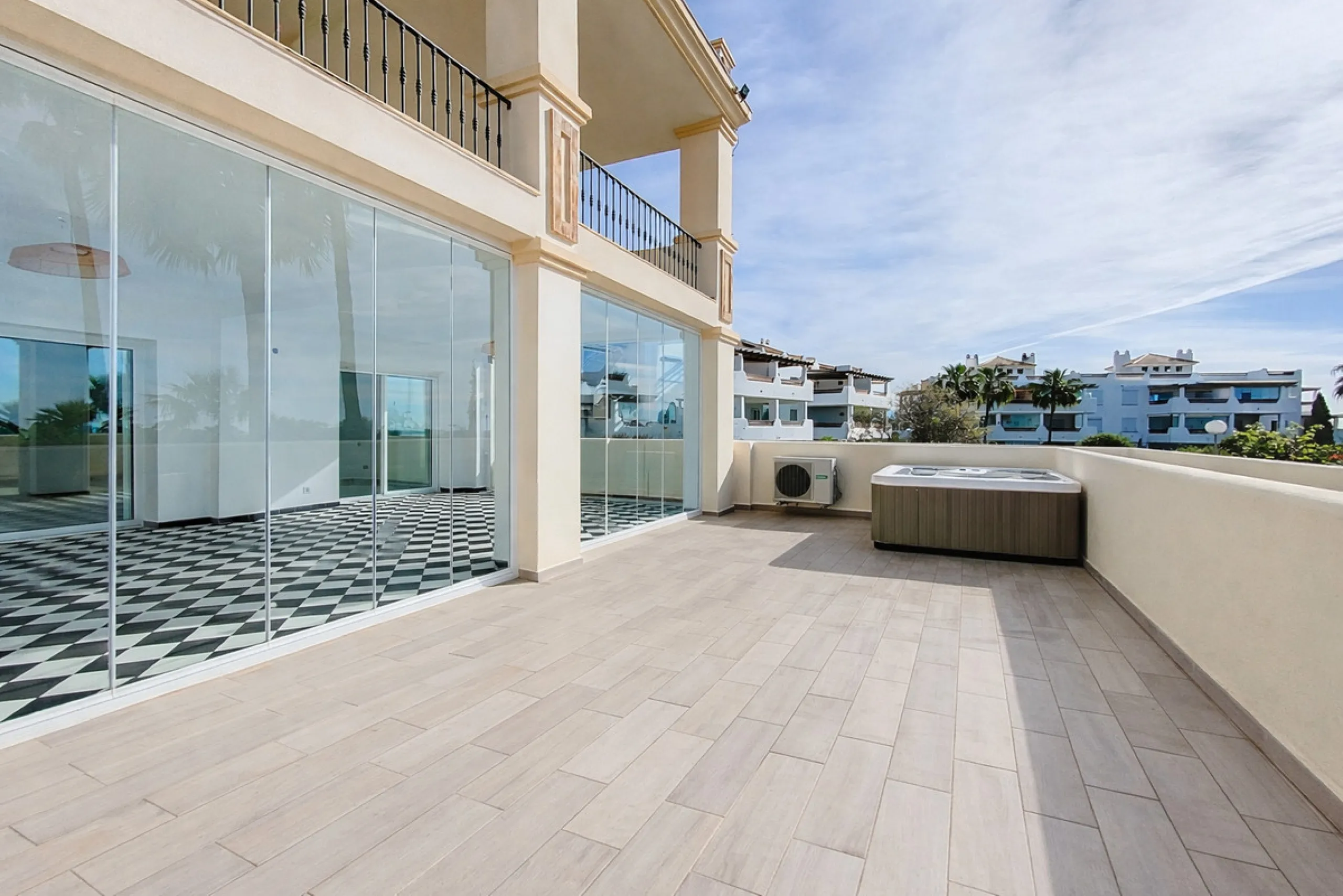 Apartment - Middle Floor Apartment в продаже в Estepona, Málaga. В доме 2 спален и 2 ванных комнат. Площадь дома 95 м²