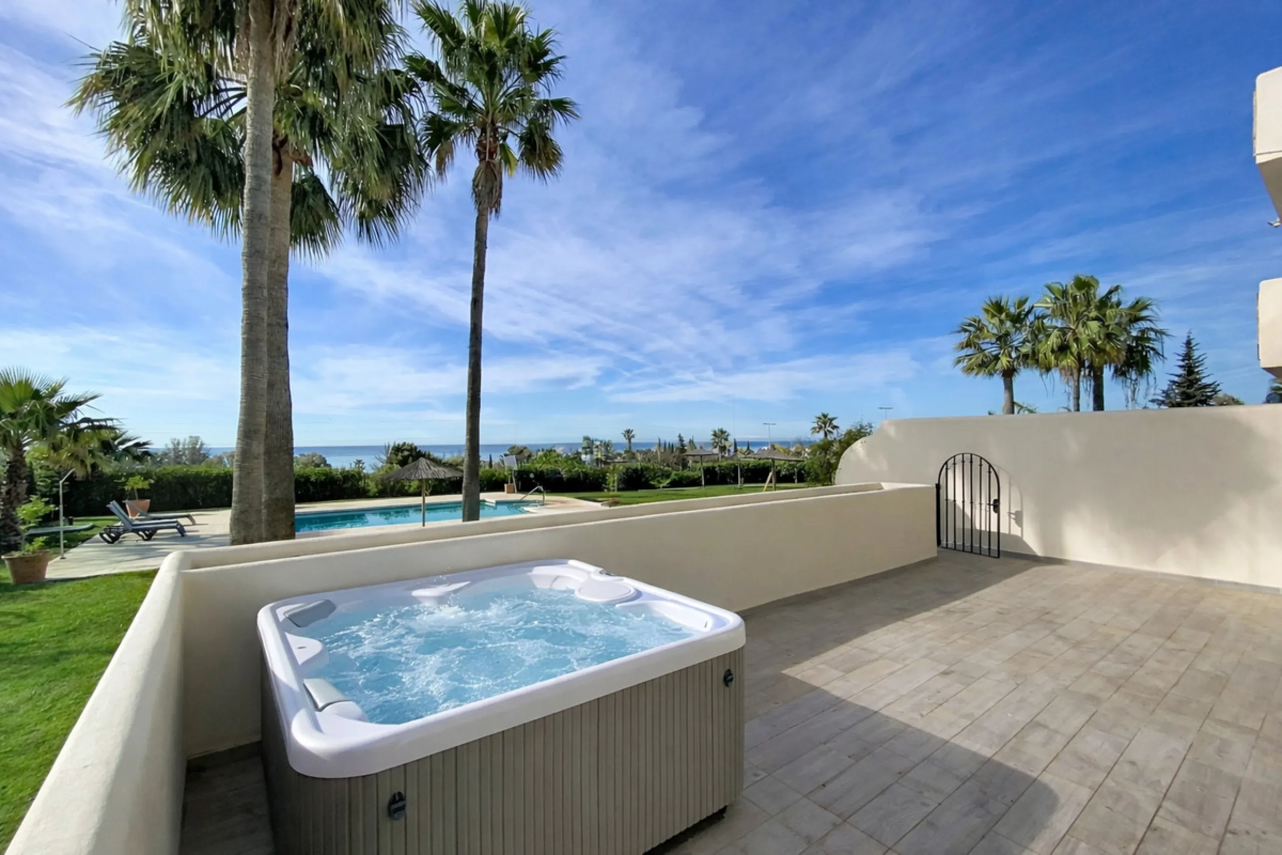 Apartment - Middle Floor Apartment в продаже в Estepona, Málaga. В доме 2 спален и 2 ванных комнат. Площадь дома 95 м²