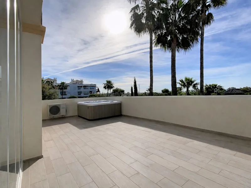 Apartment - Middle Floor Apartment в продаже в Estepona, Málaga. В доме 2 спален и 2 ванных комнат. Площадь дома 95 м²