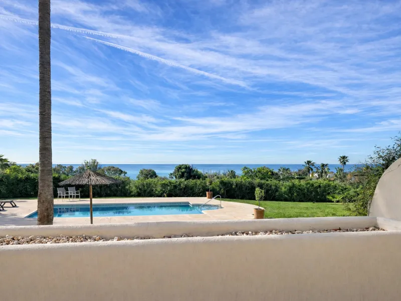 Apartment - Middle Floor Apartment в продаже в Estepona, Málaga. В доме 2 спален и 2 ванных комнат. Площадь дома 95 м²