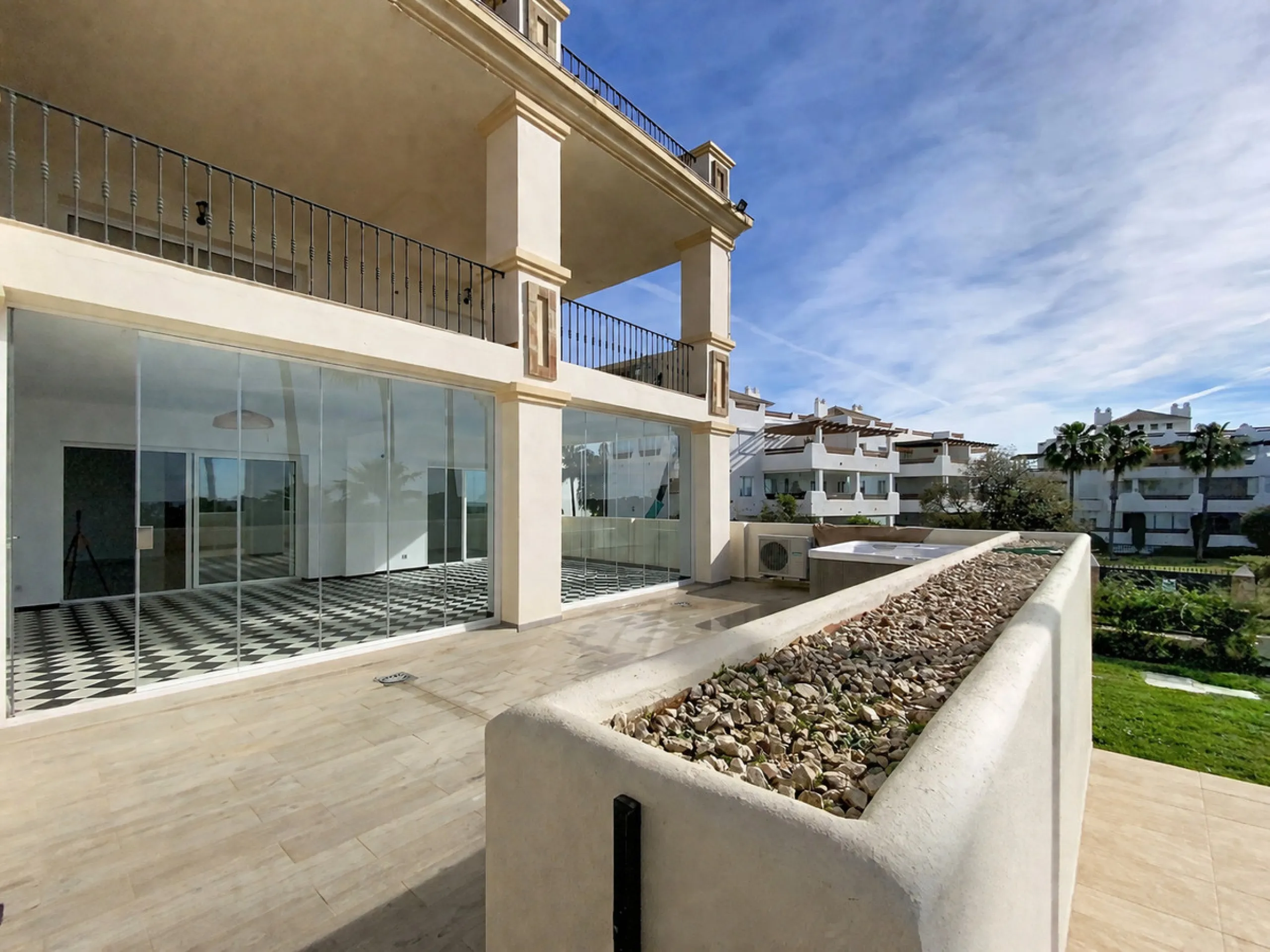 Apartment - Middle Floor Apartment в продаже в Estepona, Málaga. В доме 2 спален и 2 ванных комнат. Площадь дома 95 м²