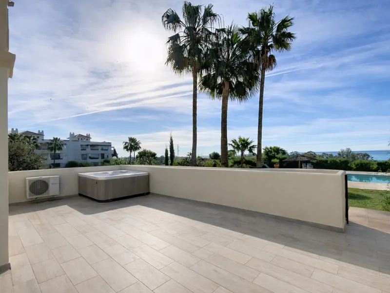 Apartment - Middle Floor Apartment в продаже в Estepona, Málaga. В доме 2 спален и 2 ванных комнат. Площадь дома 95 м²