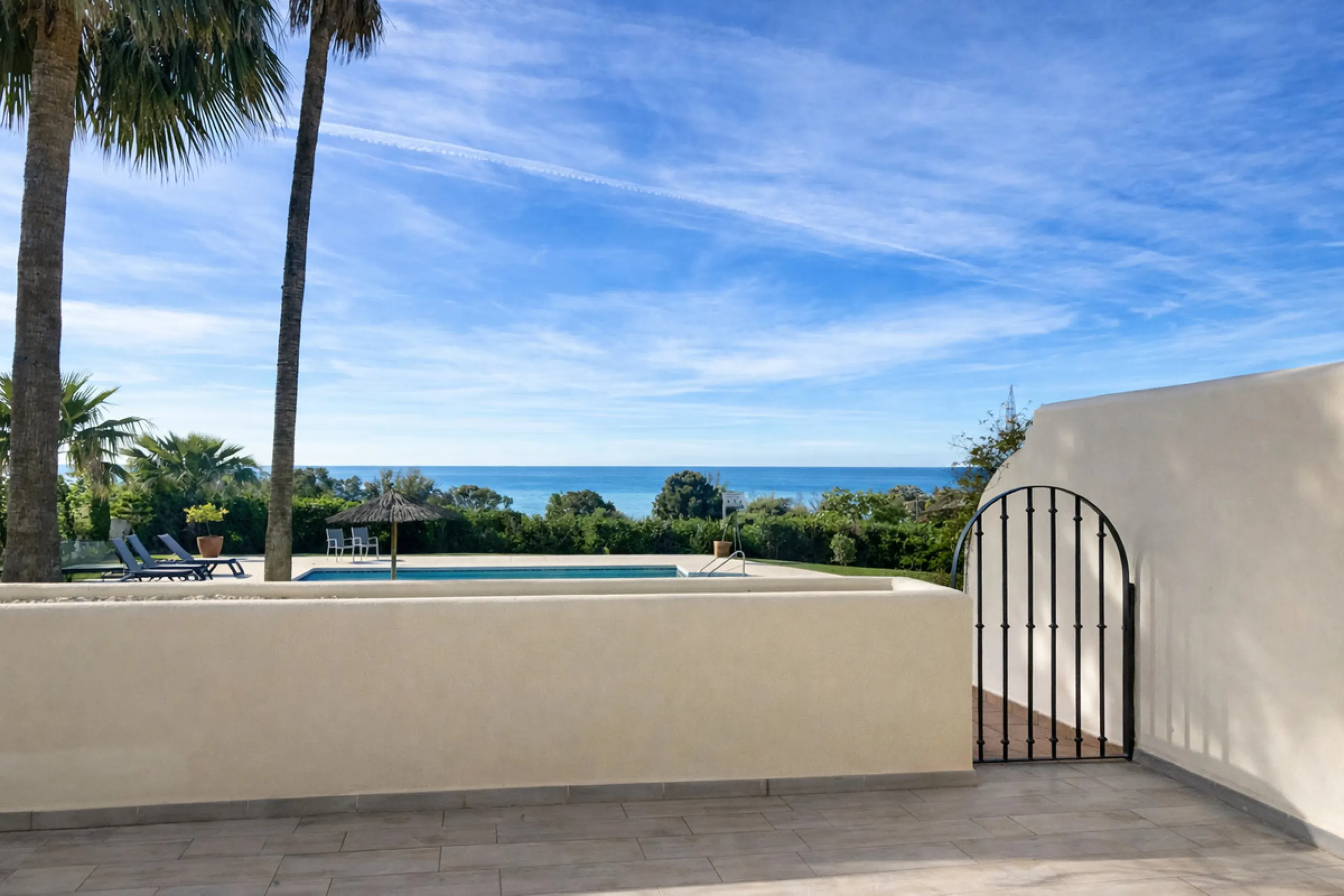 Apartment - Middle Floor Apartment в продаже в Estepona, Málaga. В доме 2 спален и 2 ванных комнат. Площадь дома 95 м²