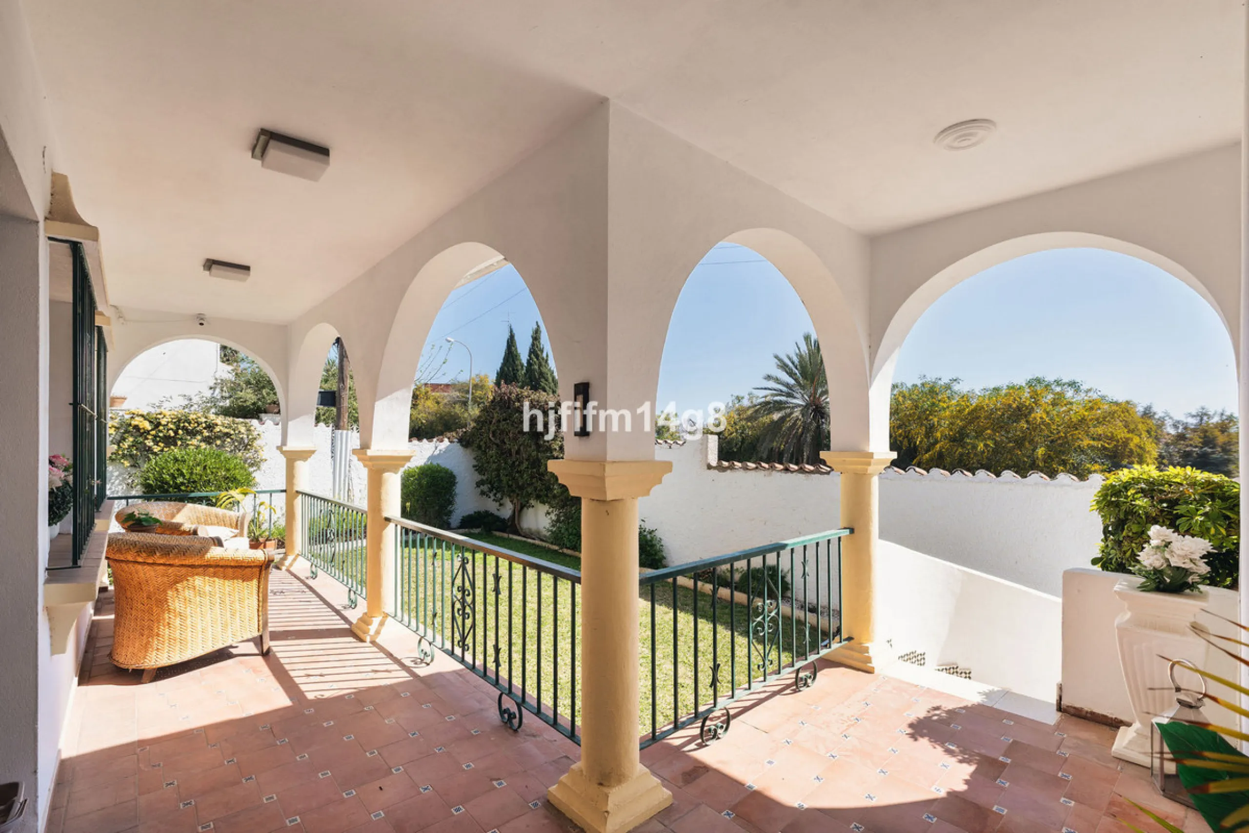 Located in the highly sought-after area of La Campana, this charming 4-bedroom villa offers an exceptional opportunity to enjoy comfortable living in one of the most convenient and well-connected parts of Nueva Andalucía, just minutes from the vibrant lif
