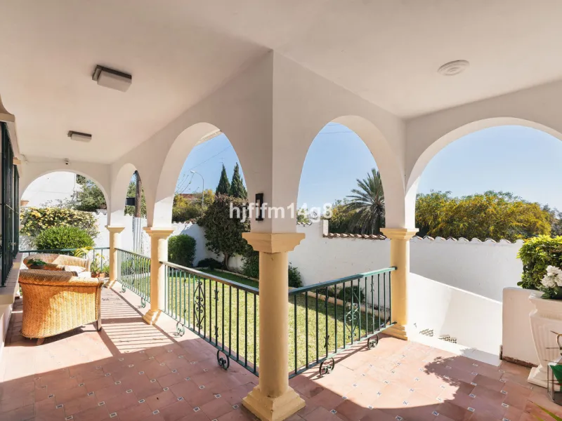 Located in the highly sought-after area of La Campana, this charming 4-bedroom villa offers an exceptional opportunity to enjoy comfortable living in one of the most convenient and well-connected parts of Nueva Andalucía, just minutes from the vibrant lif