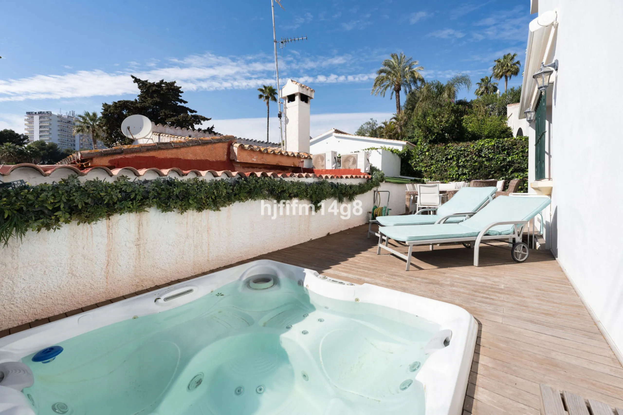 Located in the highly sought-after area of La Campana, this charming 4-bedroom villa offers an exceptional opportunity to enjoy comfortable living in one of the most convenient and well-connected parts of Nueva Andalucía, just minutes from the vibrant lif