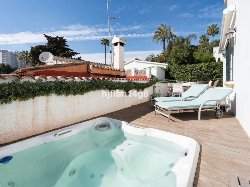 Located in the highly sought-after area of La Campana, this charming 4-bedroom villa offers an exceptional opportunity to enjoy comfortable living in one of the most convenient and well-connected parts of Nueva Andalucía, just minutes from the vibrant lif