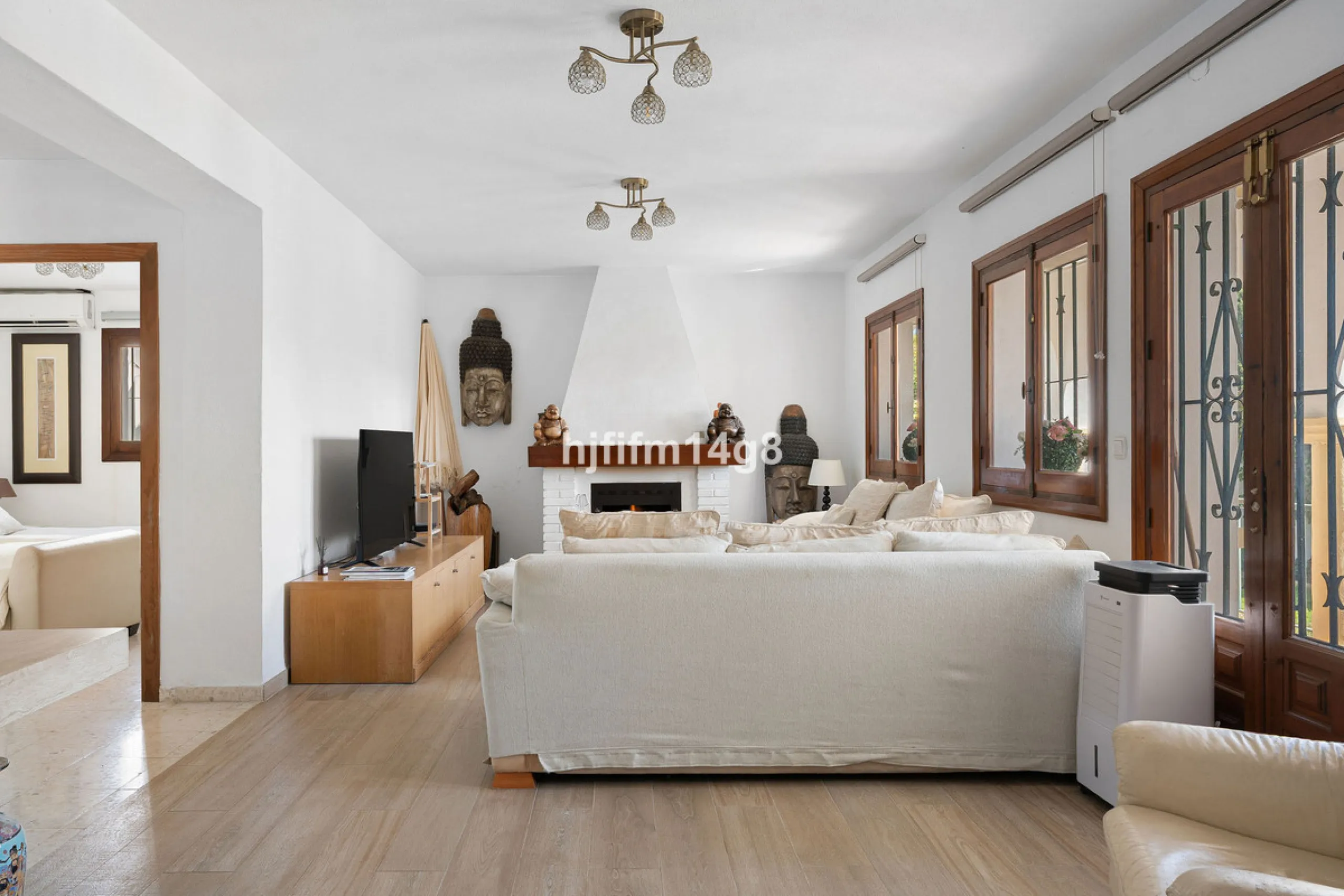 Located in the highly sought-after area of La Campana, this charming 4-bedroom villa offers an exceptional opportunity to enjoy comfortable living in one of the most convenient and well-connected parts of Nueva Andalucía, just minutes from the vibrant lif